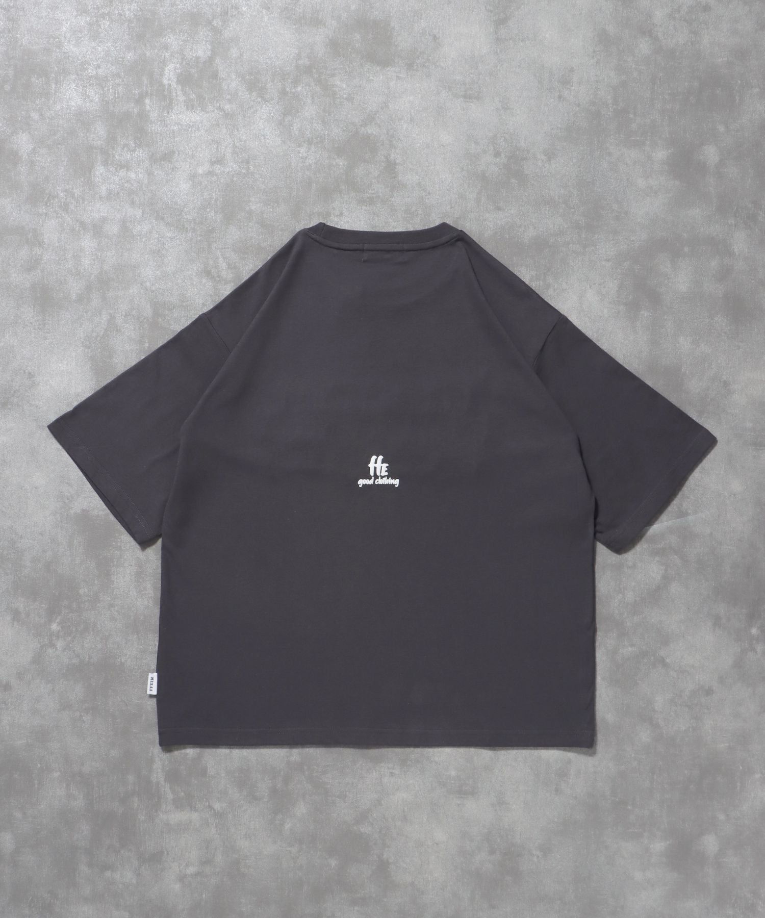 【FFEIN(フェイン)】手書きロゴショート丈Tシャツ / Tシャツ 短丈 クルーネック 半袖 ショート丈 チャコール