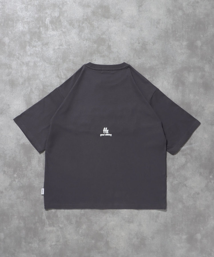 【FFEIN(フェイン)】手書きロゴショート丈Tシャツ / Tシャツ 短丈 クルーネック 半袖 ショート丈 チャコール