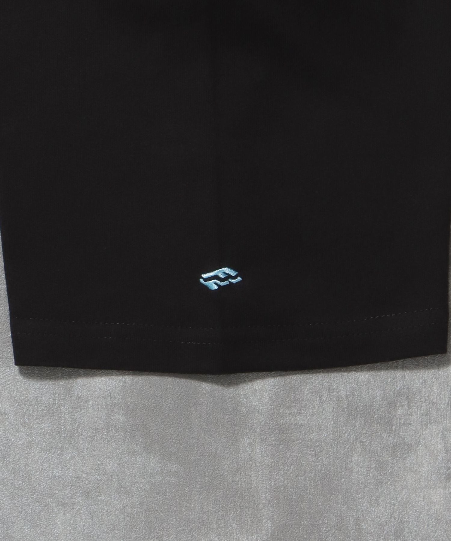 センターロゴ刺繍ショート丈Tシャツ / Tシャツ 短丈 クルーネック 半袖 ショート丈 刺繍 ブラック