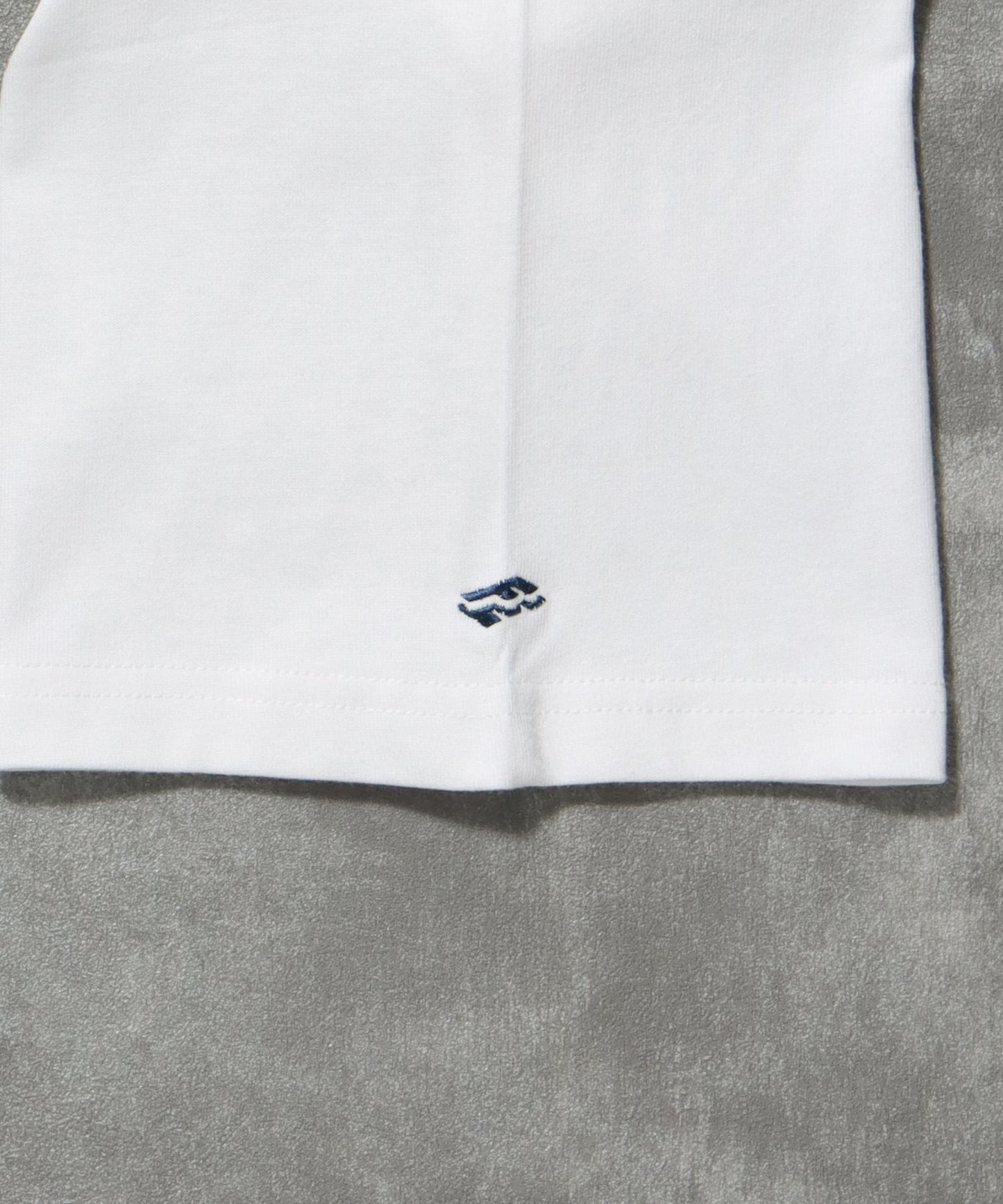 センターロゴ刺繍ショート丈Tシャツ / Tシャツ 短丈 クルーネック 半袖 ショート丈 刺繍 ホワイト