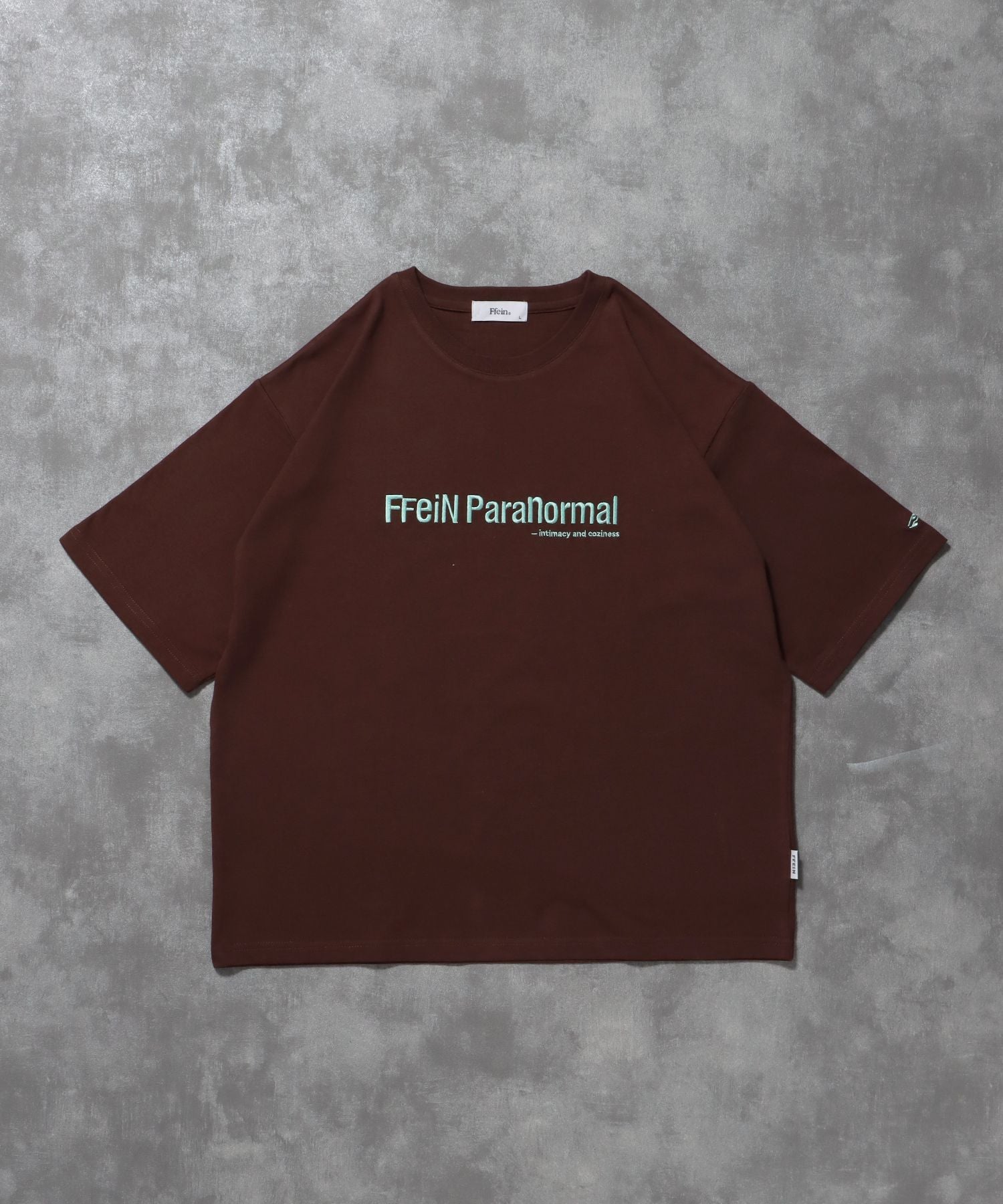 【FFEIN(フェイン)】センターロゴ刺繍ショート丈Tシャツ / Tシャツ 短丈 クルーネック 半袖 ショート丈 刺繍 ブラウン