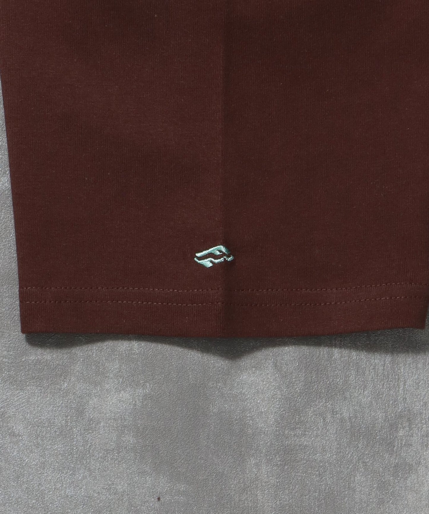 センターロゴ刺繍ショート丈Tシャツ / Tシャツ 短丈 クルーネック 半袖 ショート丈 刺繍 ブラウン