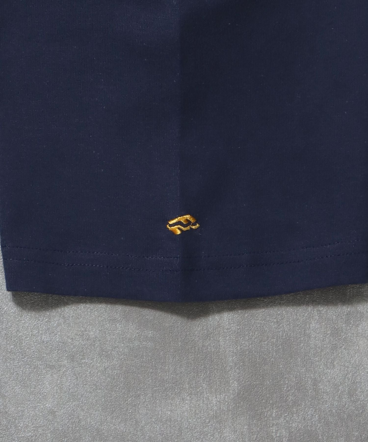 センターロゴ刺繍ショート丈Tシャツ / Tシャツ 短丈 クルーネック 半袖 ショート丈 刺繍 ネイビー