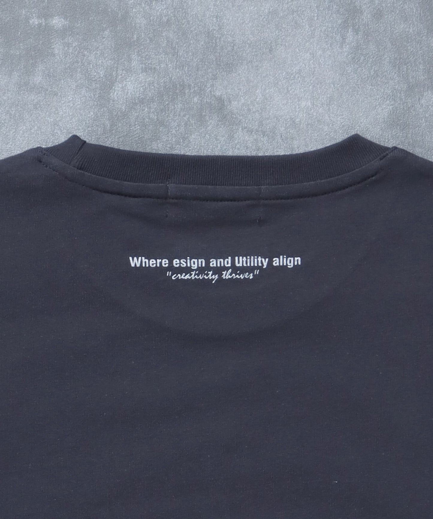 アートグラフィックショート丈Tシャツ / Tシャツ 短丈 クルーネック 半袖 ショート丈 チャコール