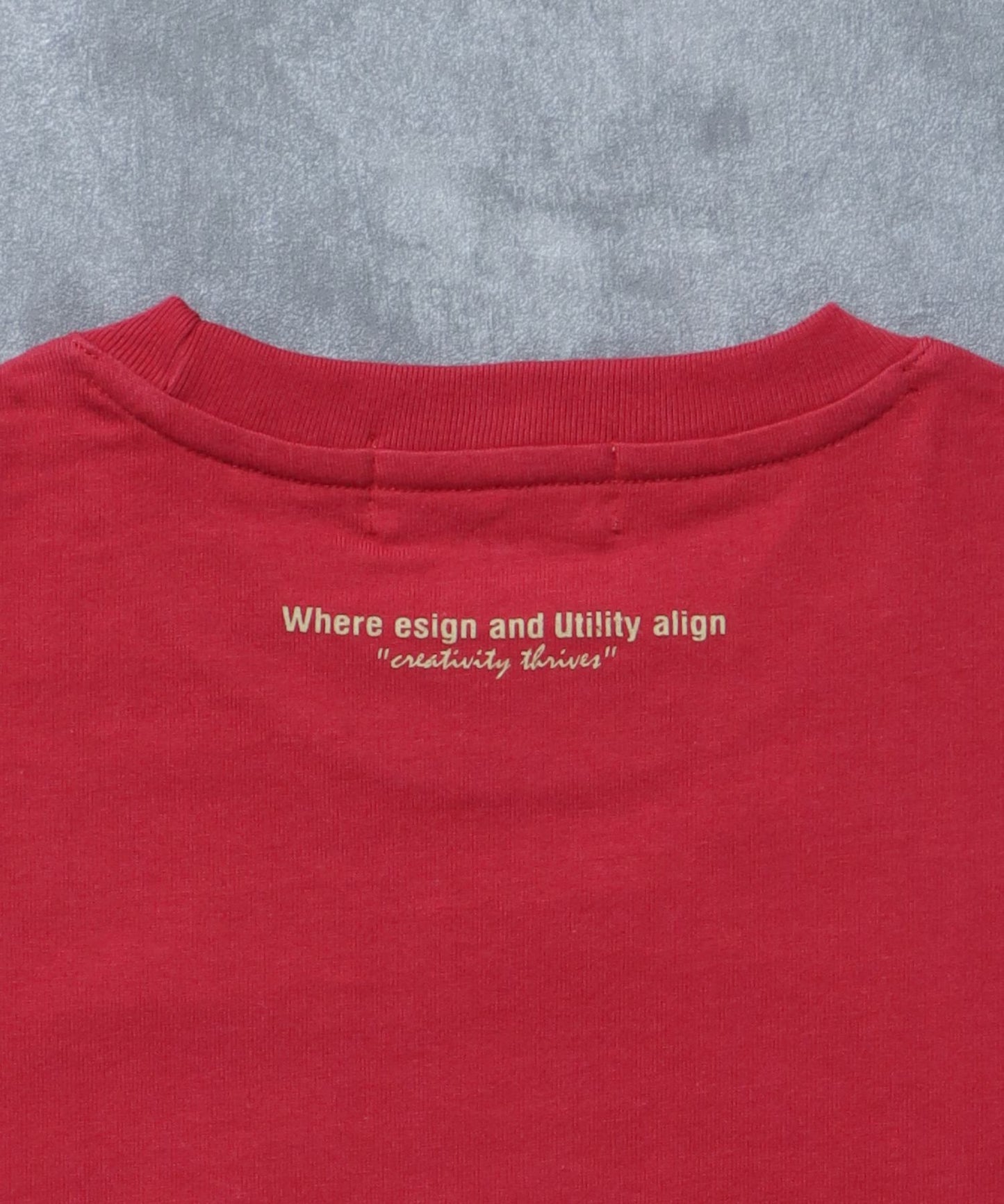 アートグラフィックショート丈Tシャツ / Tシャツ 短丈 クルーネック 半袖 ショート丈 ワイン