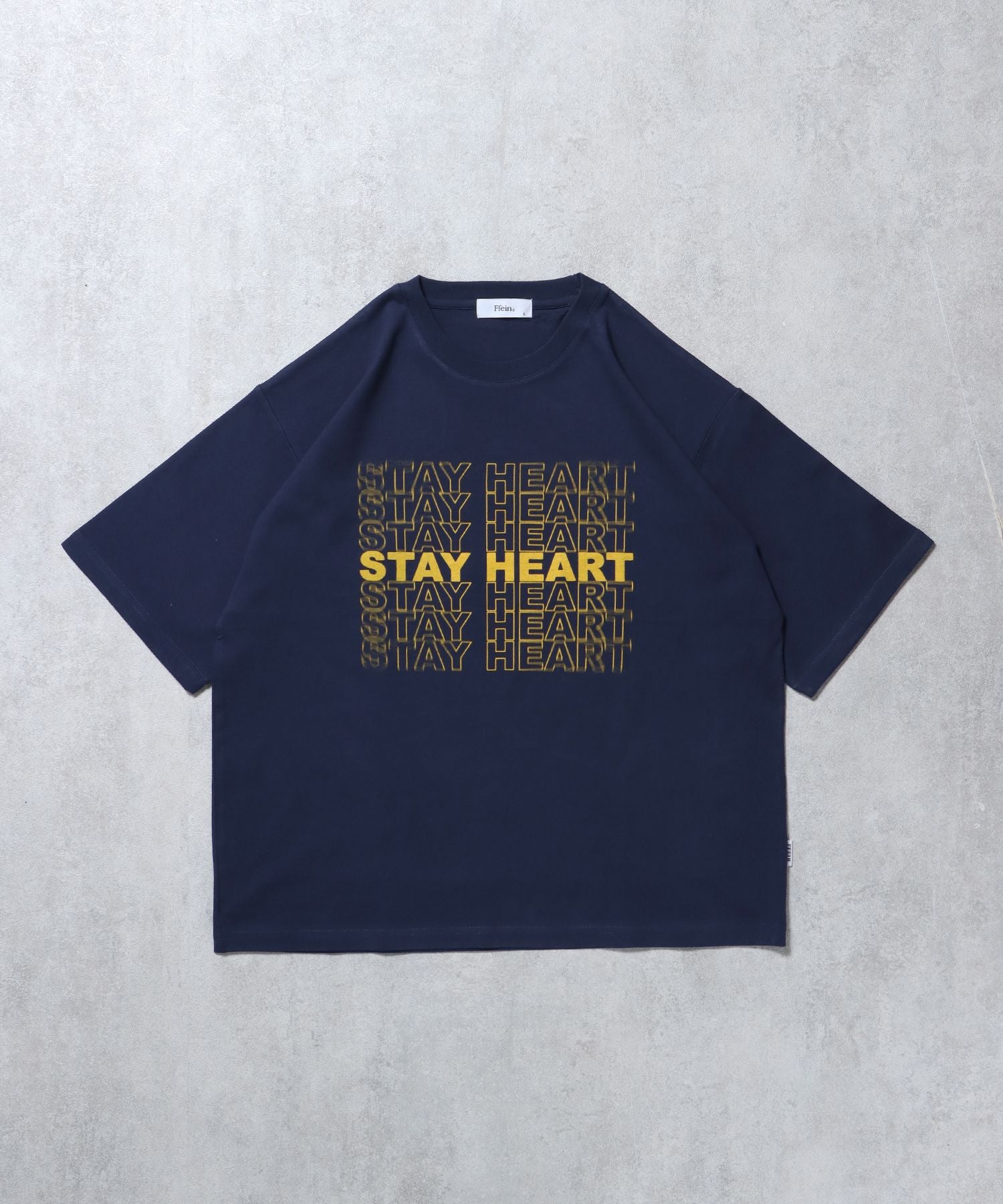 【FFEIN(フェイン)】メッセージロゴショート丈Tシャツ / ぼかしロゴ Tシャツ 短丈 クルーネック 半袖 ネイビー