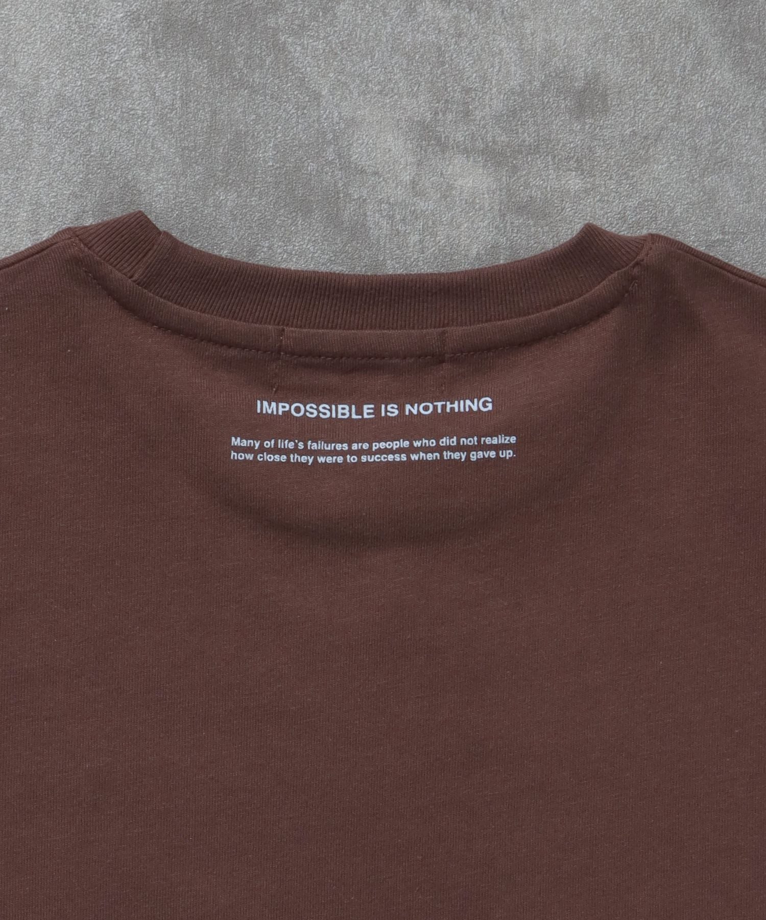 メッセージロゴショート丈Tシャツ / Tシャツ クルーネック 半袖 プリント ぼかしロゴ 【短丈】 モカ