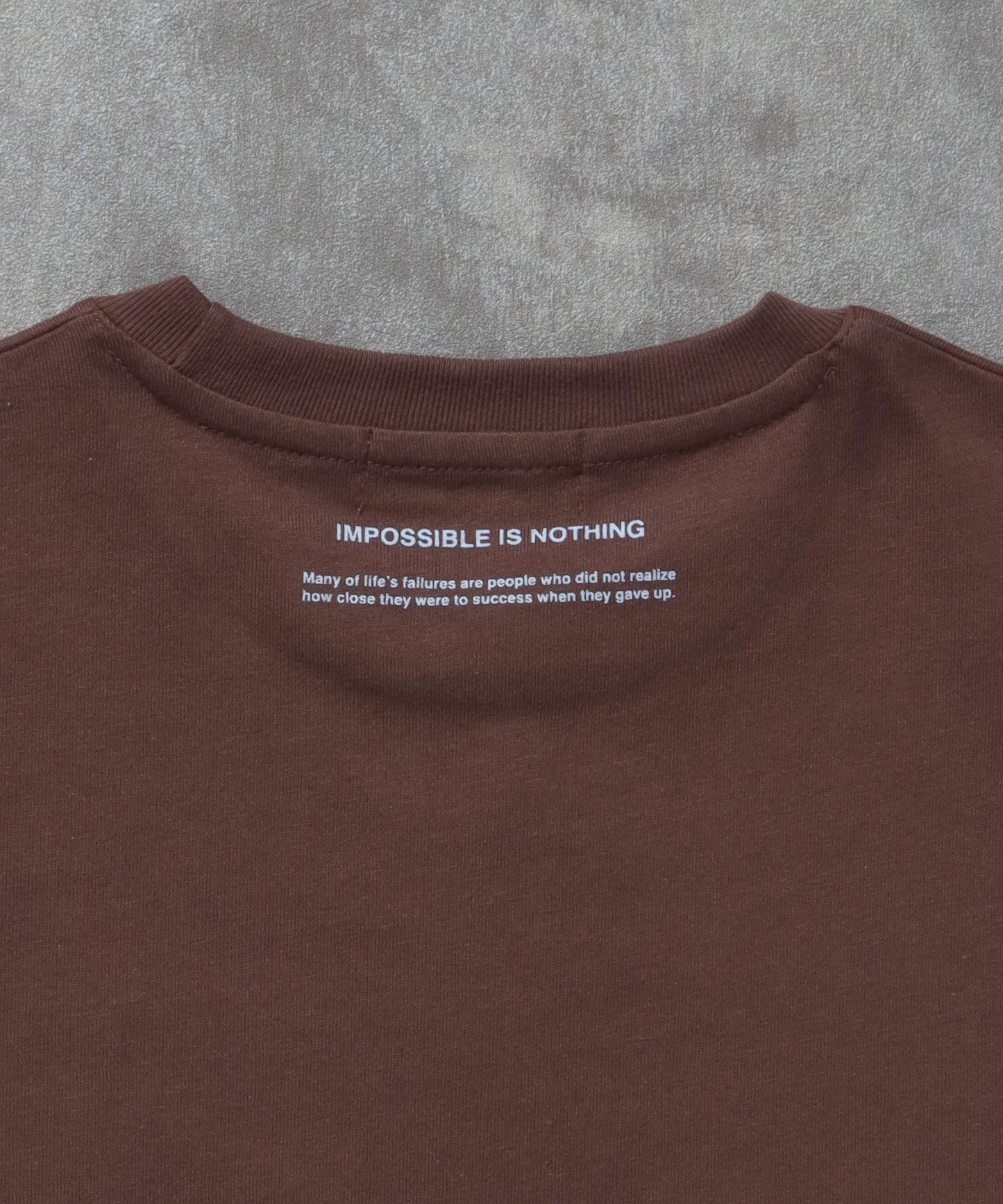 メッセージロゴショート丈Tシャツ / Tシャツ クルーネック 半袖 プリント ぼかしロゴ 【短丈】 モカ