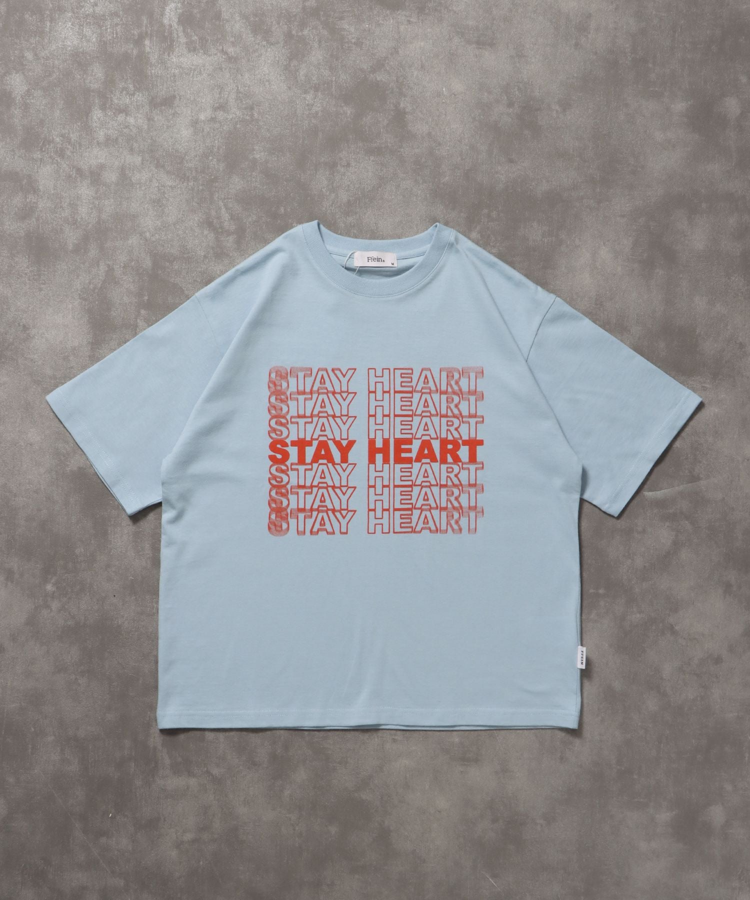 【FFEIN(フェイン)】メッセージロゴショート丈Tシャツ / Tシャツ クルーネック 半袖 プリント ぼかしロゴ 【短丈】 ライトブルー