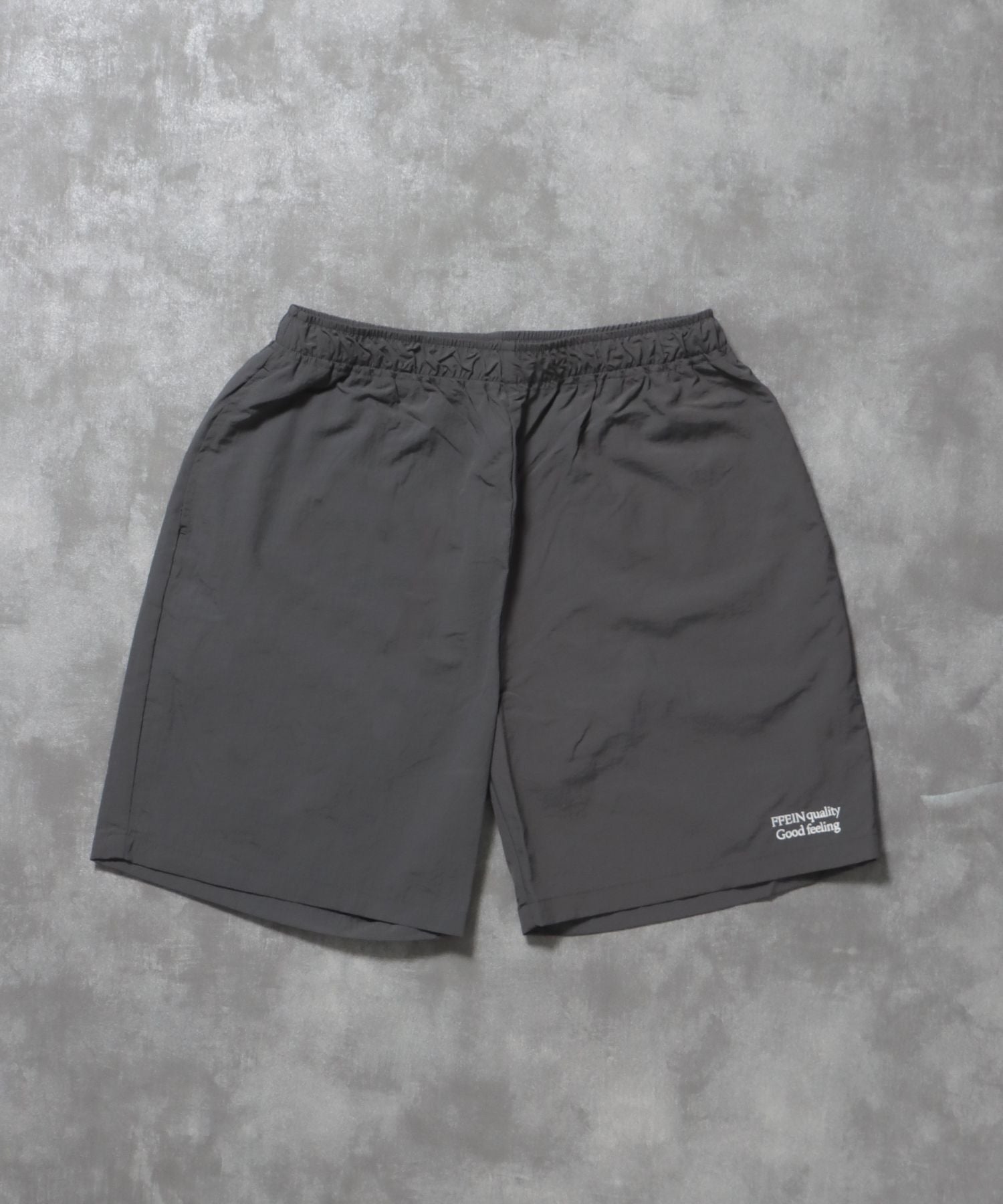 【FFEIN(フェイン)】ワンポイント刺繍ナイロンショートパンツ / ショーツ 短パン 刺繍 シンプル パンツ チャコール