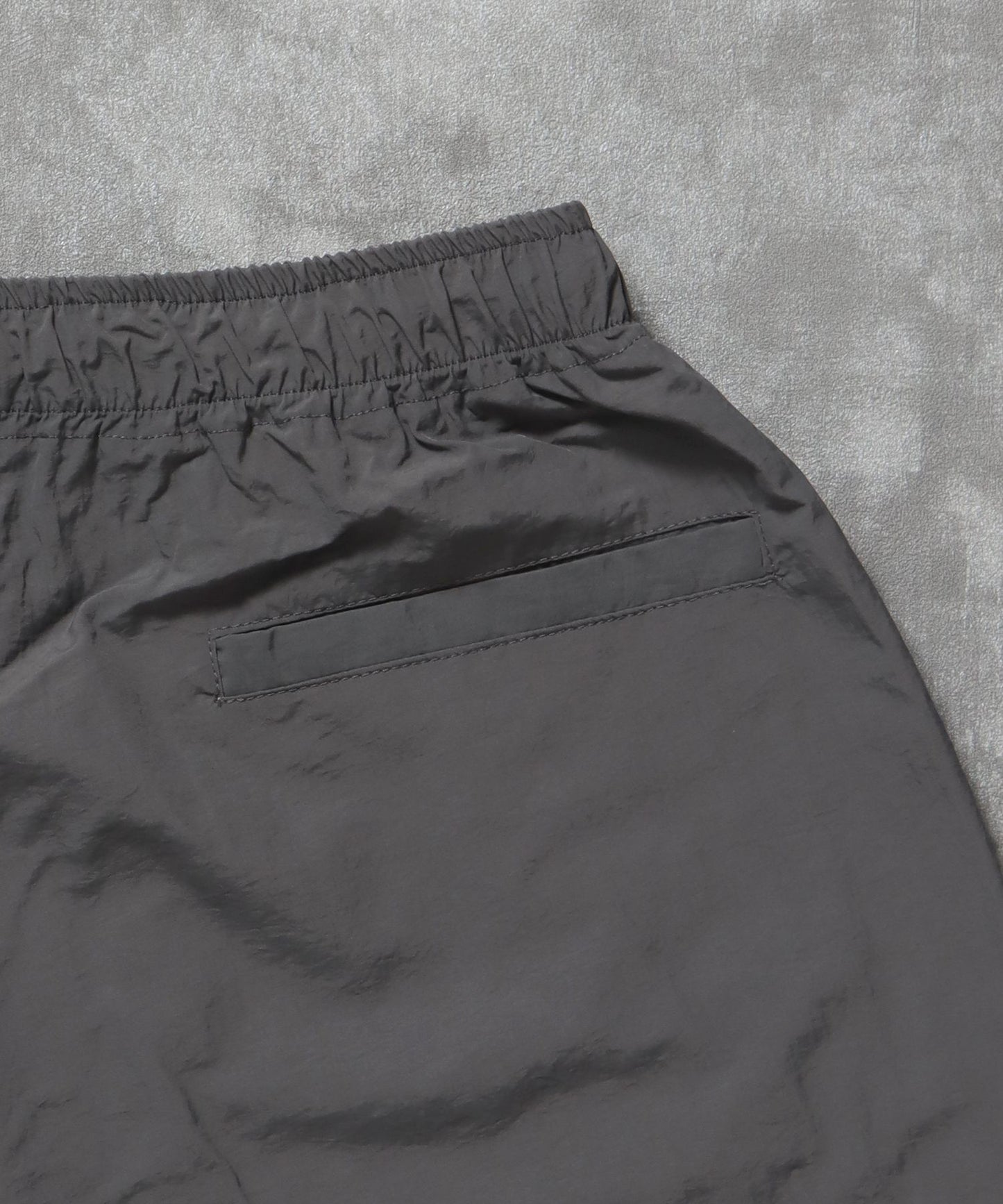 ワンポイント刺繍ナイロンショートパンツ / ショーツ 短パン 刺繍 シンプル パンツ チャコール