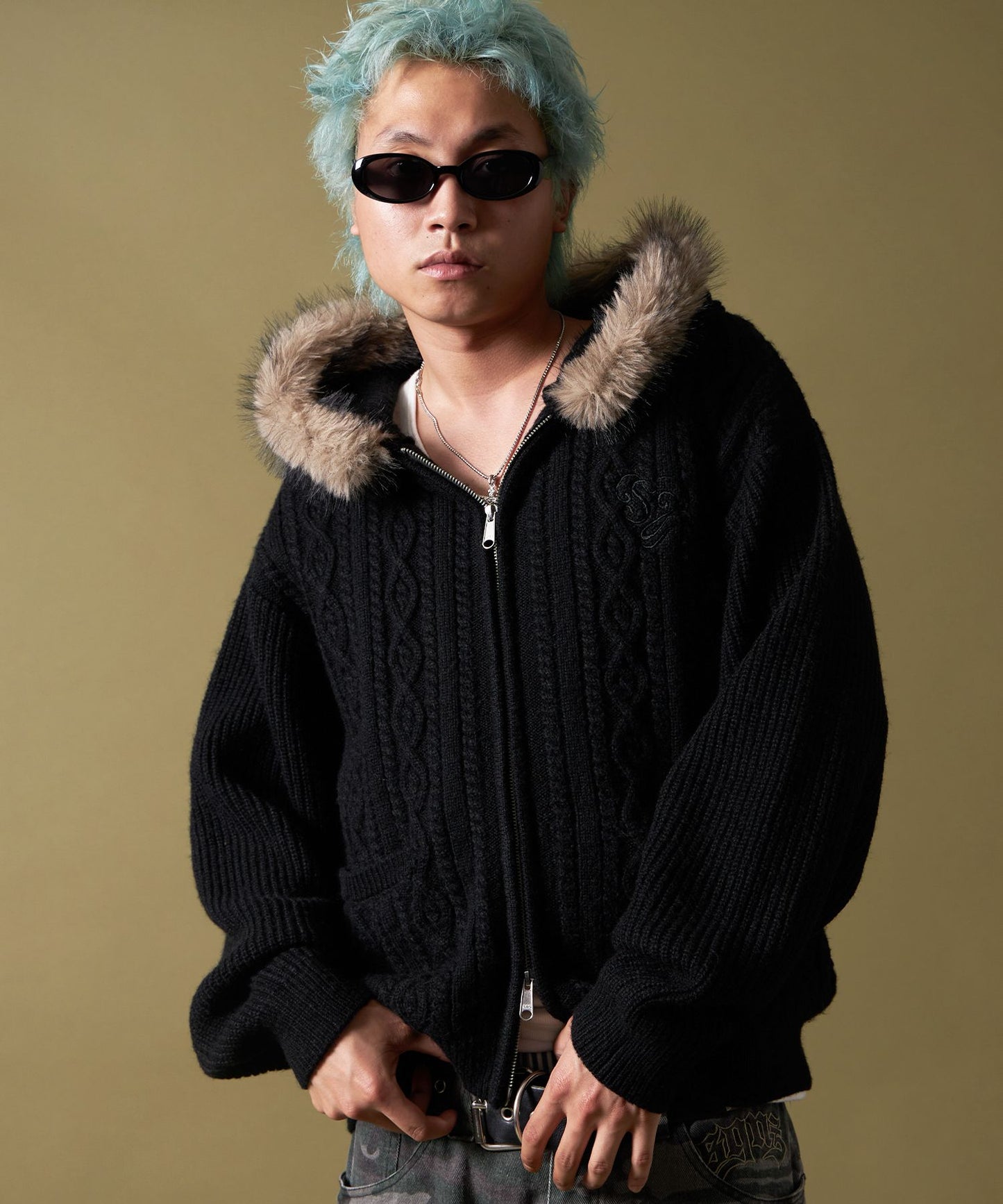 【SEQUENZ(シークエンズ)】FUR CABLE KNIT ZIP-UP HOODIE / ニット ジップパーカー 刺繍 ファー ケーブルニット ブラック