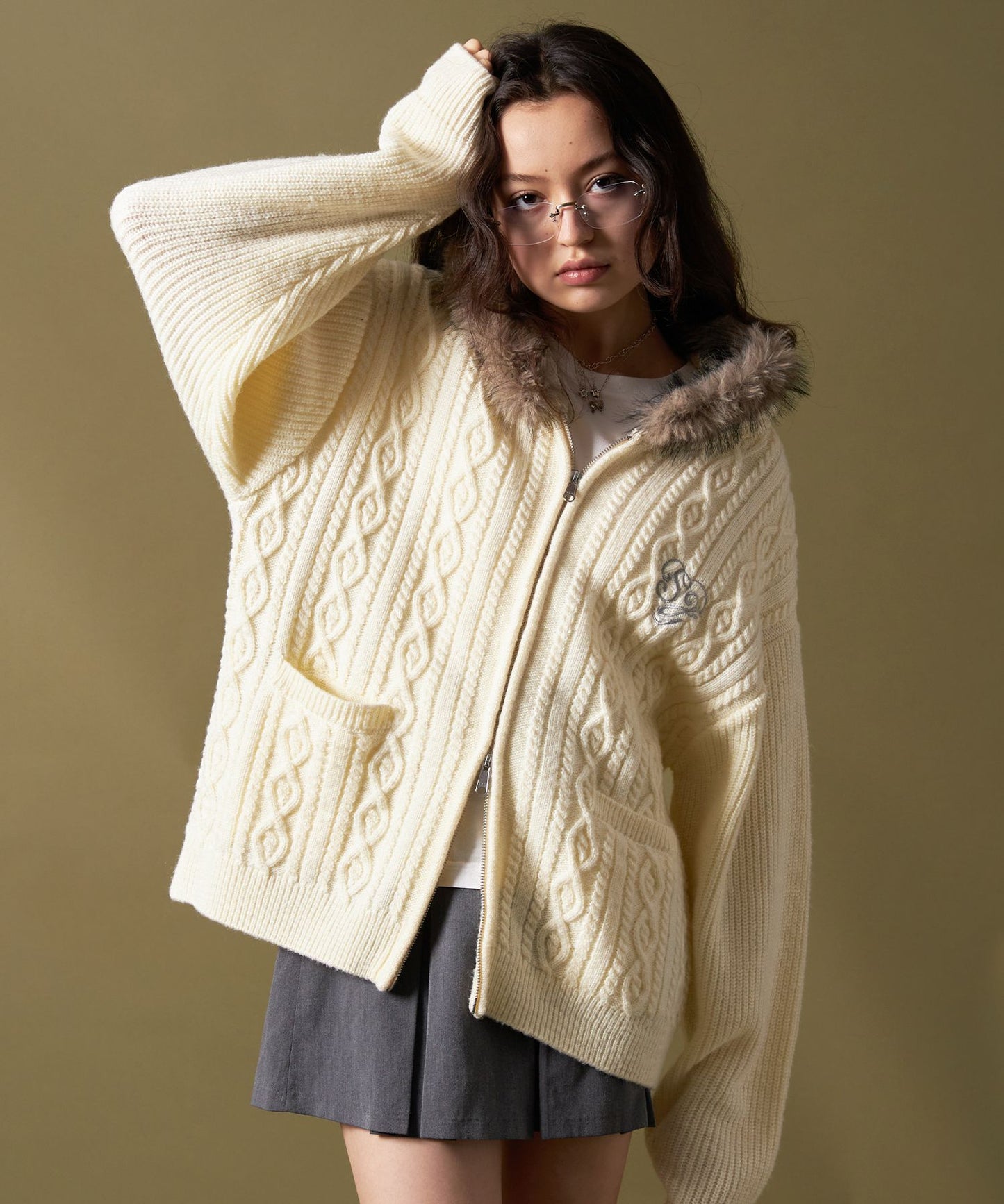 【SEQUENZ(シークエンズ)】FUR CABLE KNIT ZIP-UP HOODIE / ニット ジップパーカー 刺繍 ファー ケーブルニット アイボリー