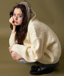 《一部予約商品》FUR CABLE KNIT ZIP-UP HOODIE / ニット ジップパーカー 刺繍 ファー ケーブルニット アイボリー
