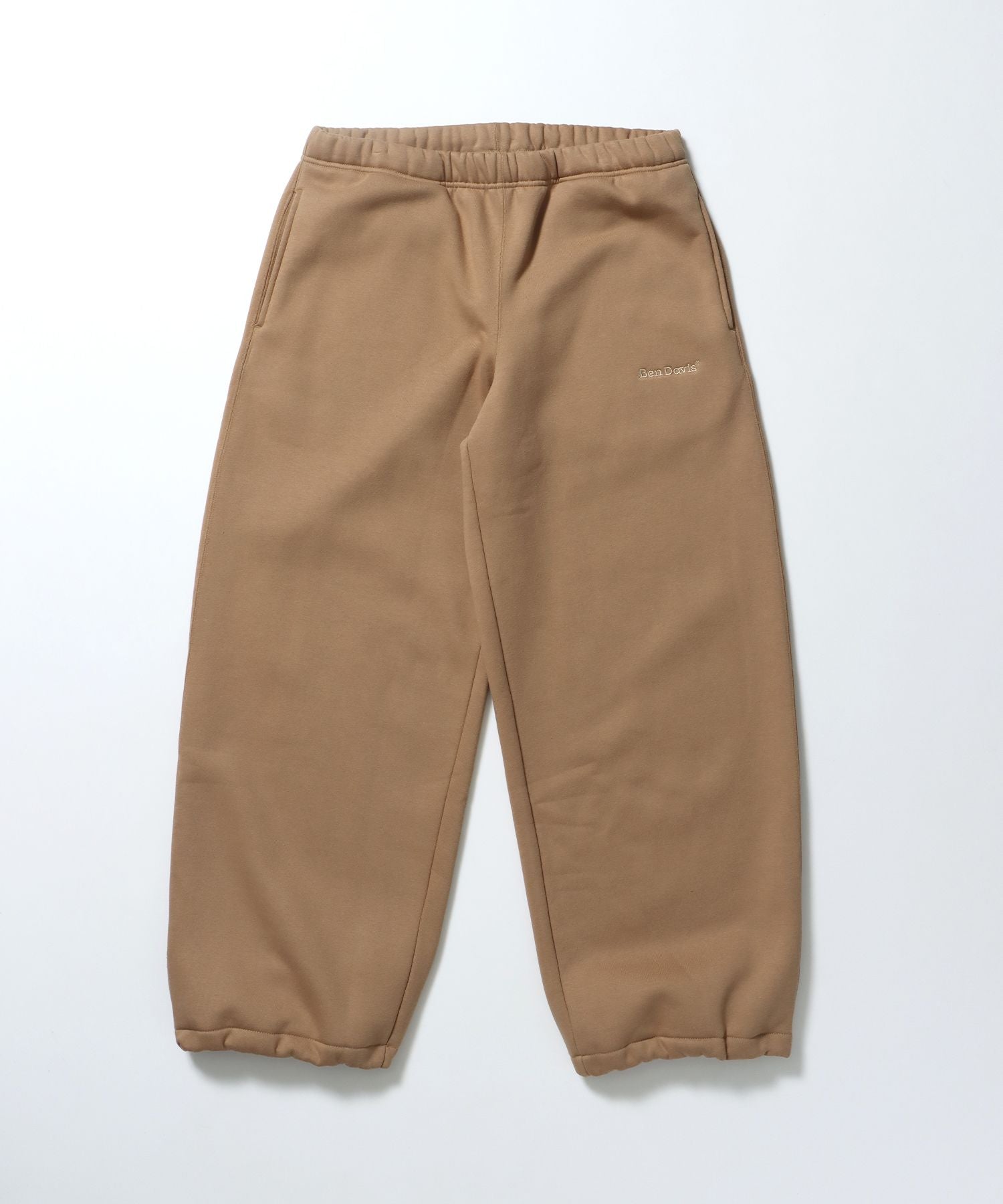 【BEN DAVIS(ベンデイビス)】WIDE CURVE SWEAT PANTS / ワイド カーブパンツ スウェットパンツ 裏起毛 ドローコード 刺繍 モカ