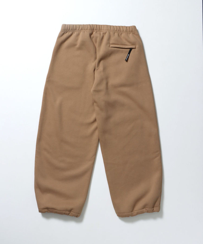 WIDE CURVE SWEAT PANTS / ワイド カーブパンツ スウェットパンツ 裏起毛 ドローコード 刺繍 モカ