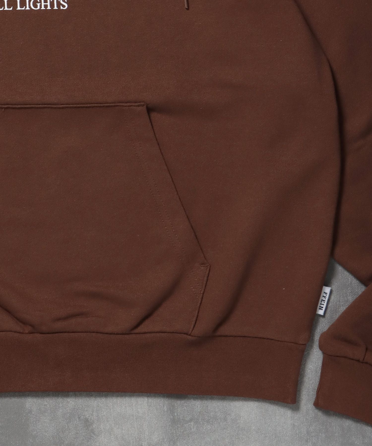 ヘビーウエイトメッセージプルパーカー / プルオーバー パーカー 裏毛 プリント フーディ ブラウン