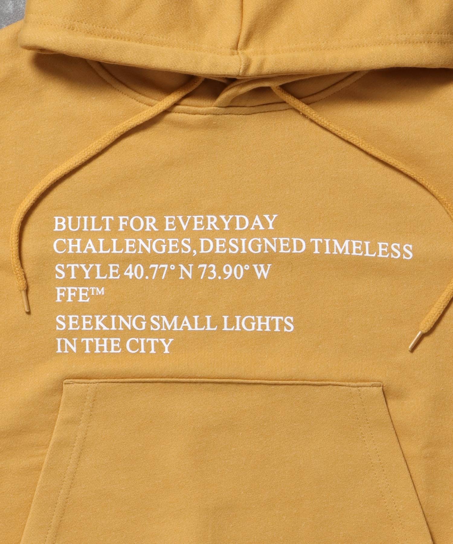 ヘビーウエイトメッセージプルパーカー / プルオーバー パーカー 裏毛 プリント フーディ イエロー