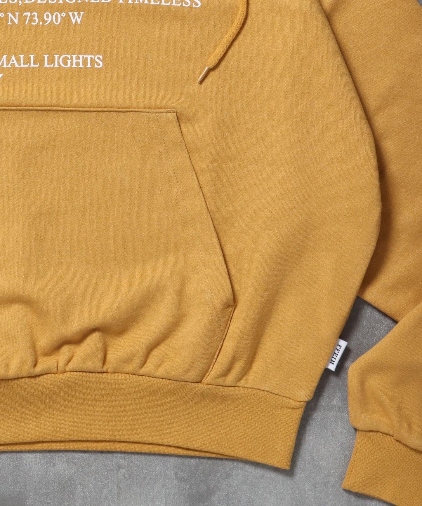 ヘビーウエイトメッセージプルパーカー / プルオーバー パーカー 裏毛 プリント フーディ イエロー