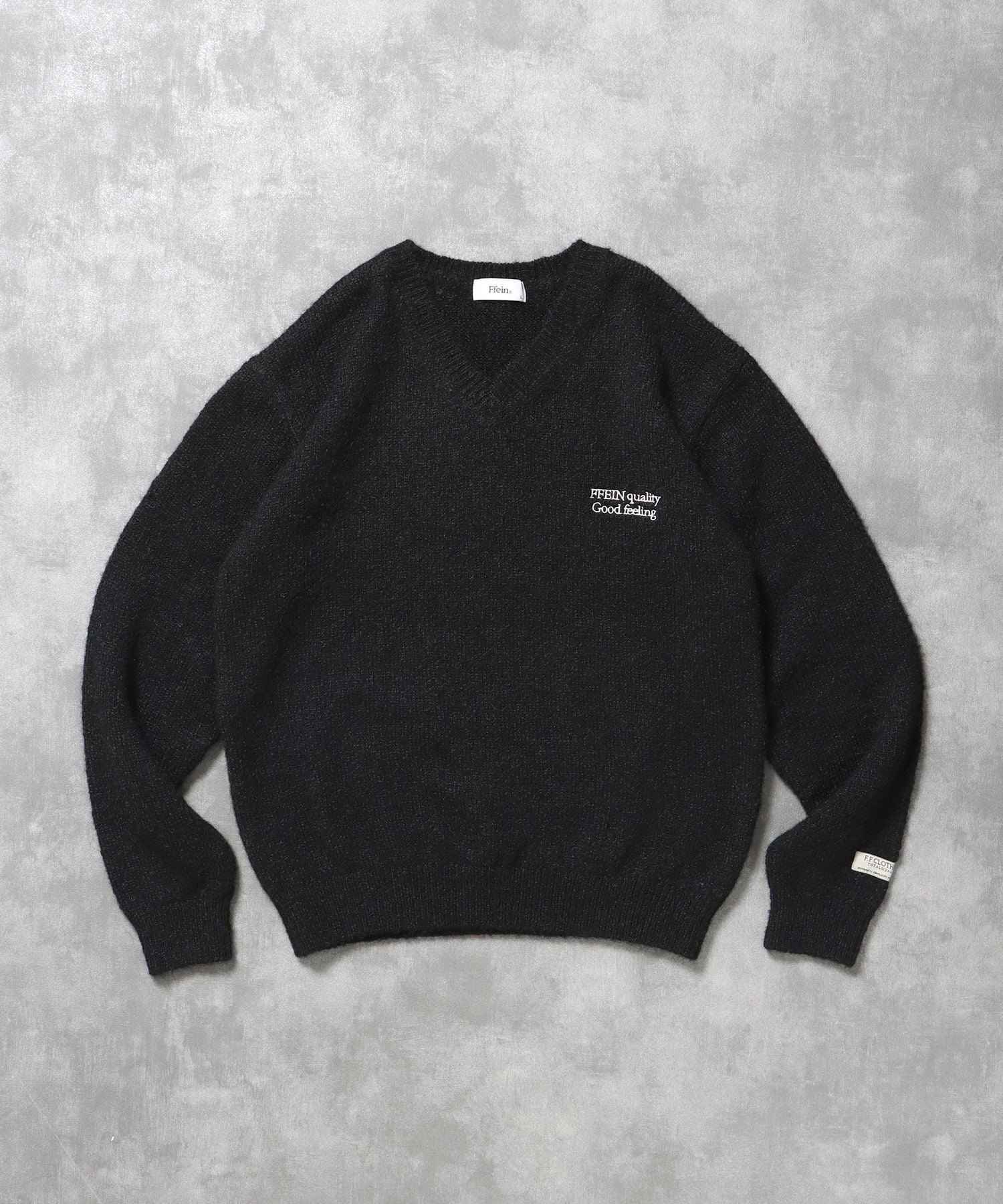 【FFEIN(フェイン)】ワンポイントVネックウール混ニット / ウール ニット Vネック 短丈 刺繍 ワンポイント ブラック