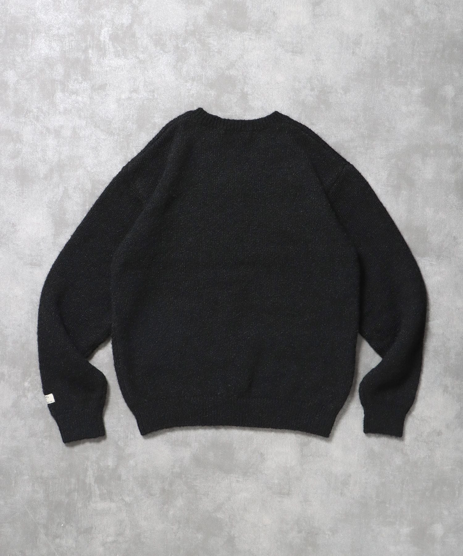 ワンポイントVネックウール混ニット / ウール ニット Vネック 短丈 刺繍 ワンポイント ブラック