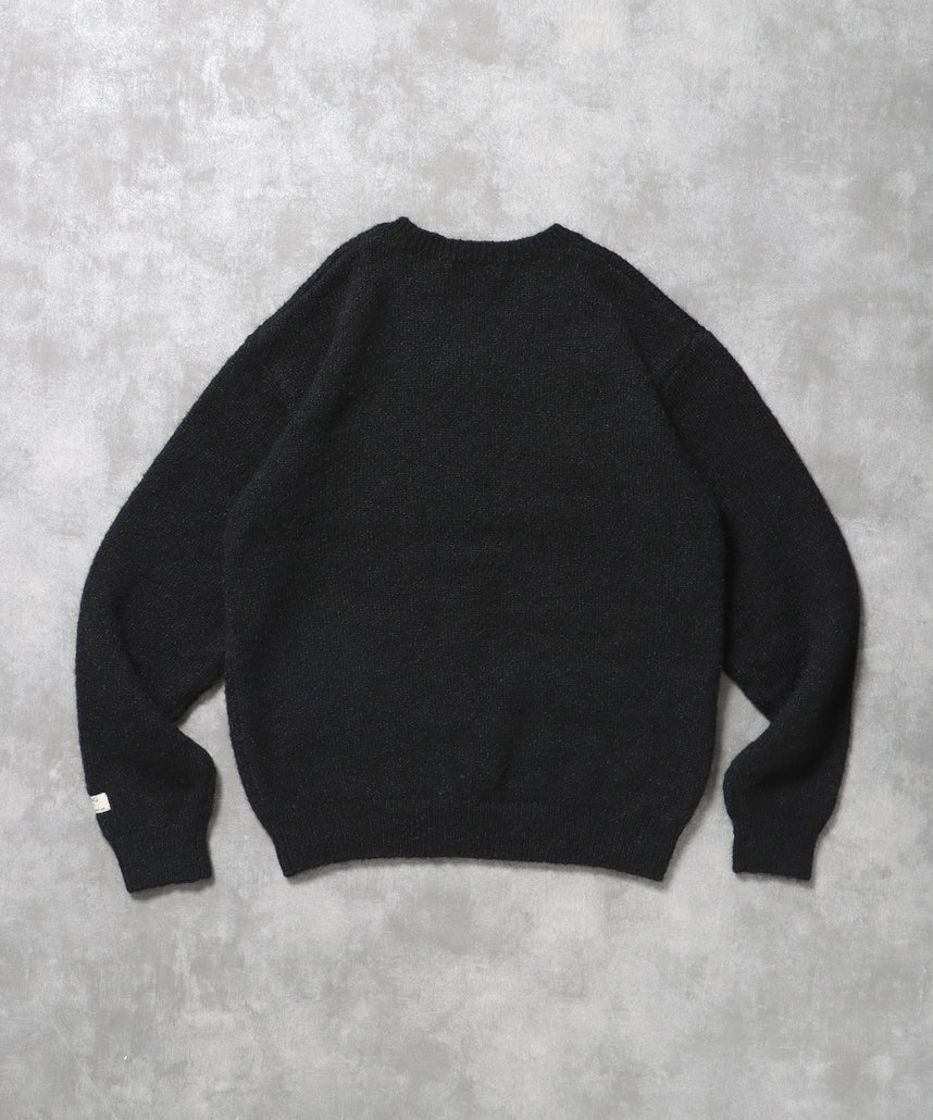 ワンポイントVネックウール混ニット / ウール ニット Vネック 短丈 刺繍 ワンポイント ブラック