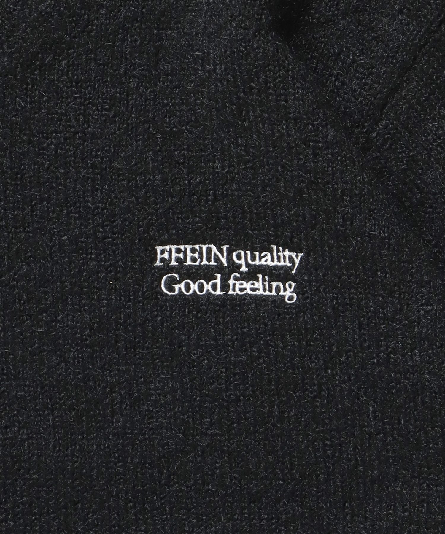 ワンポイントVネックウール混ニット / ウール ニット Vネック 短丈 刺繍 ワンポイント ブラック