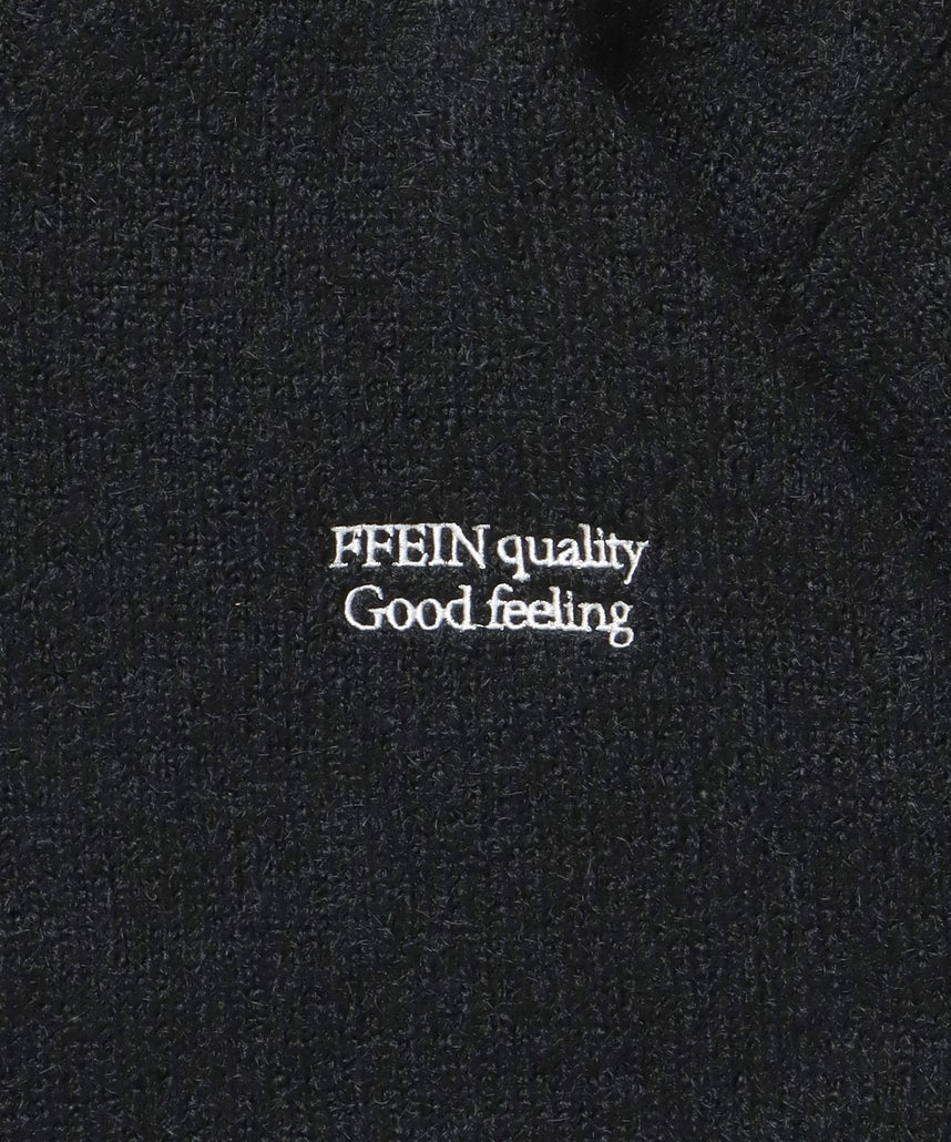 ワンポイントVネックウール混ニット / ウール ニット Vネック 短丈 刺繍 ワンポイント ブラック