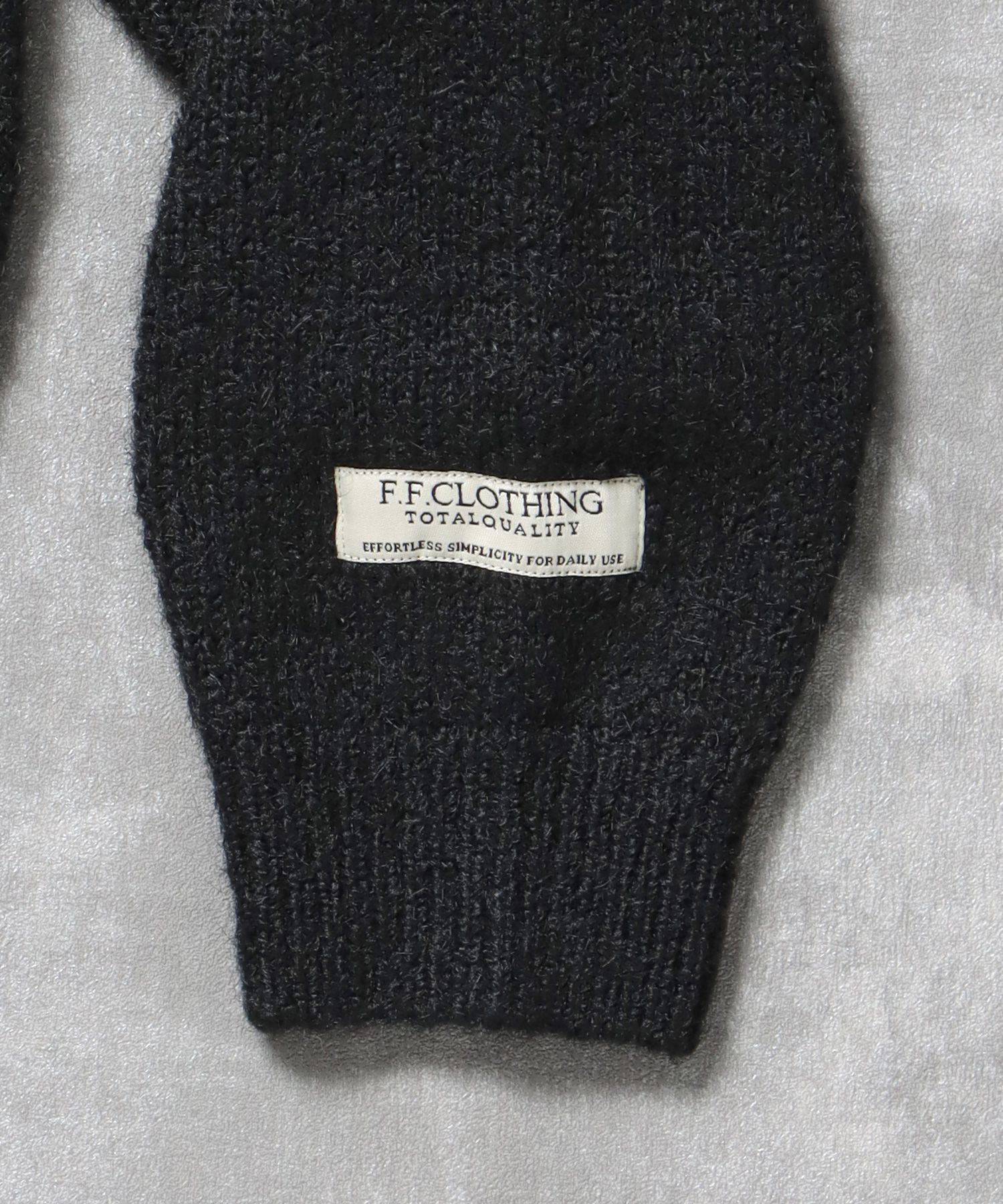 ワンポイントVネックウール混ニット / ウール ニット Vネック 短丈 刺繍 ワンポイント ブラック