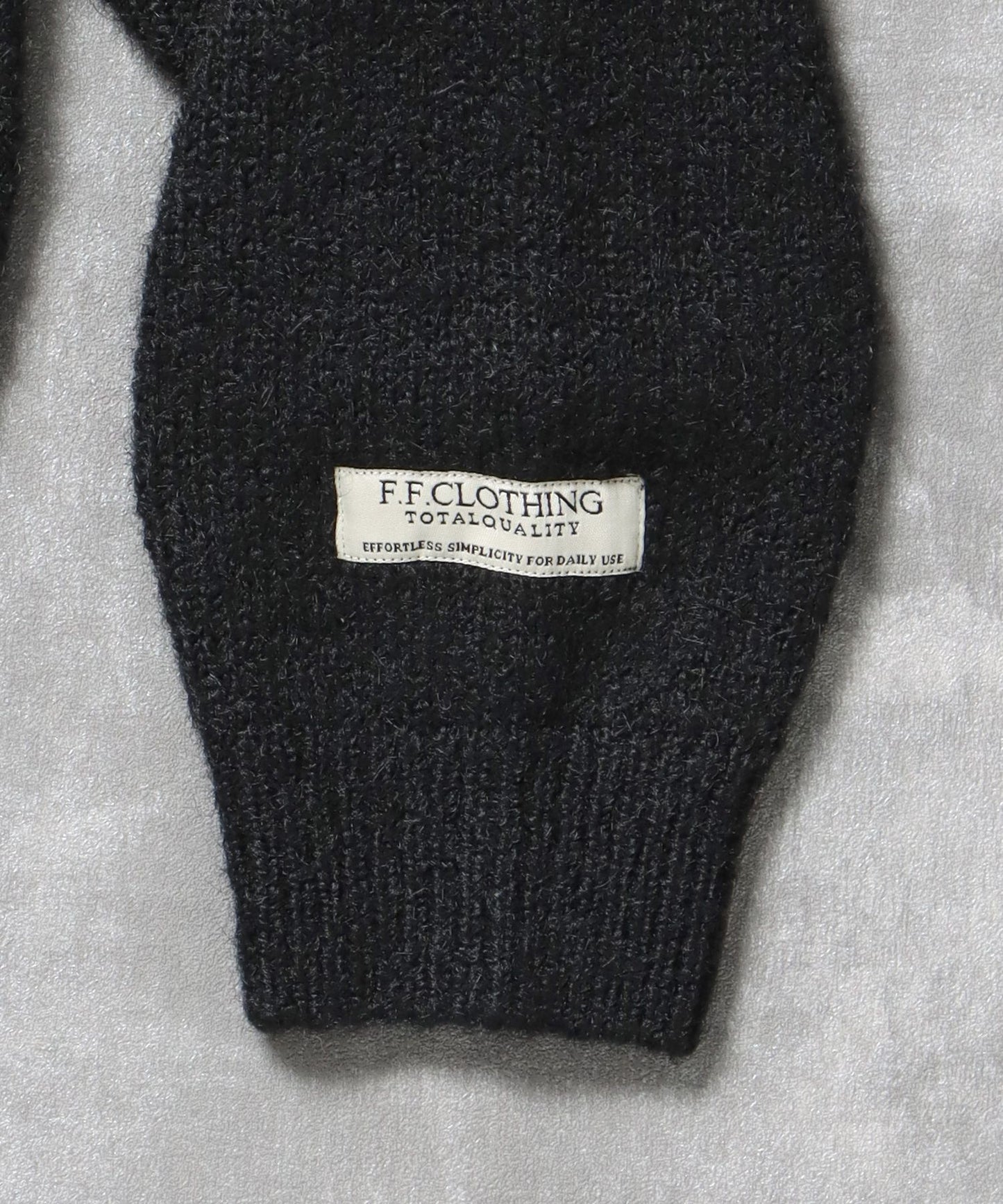 ワンポイントVネックウール混ニット / ウール ニット Vネック 短丈 刺繍 ワンポイント ブラック