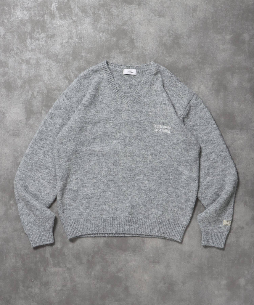 【FFEIN(フェイン)】ワンポイントVネックウール混ニット / ウール ニット Vネック 短丈 刺繍 ワンポイント グレー