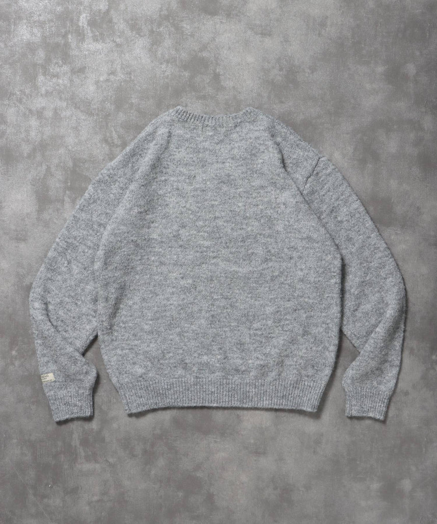 ワンポイントVネックウール混ニット / ウール ニット Vネック 短丈 刺繍 ワンポイント グレー