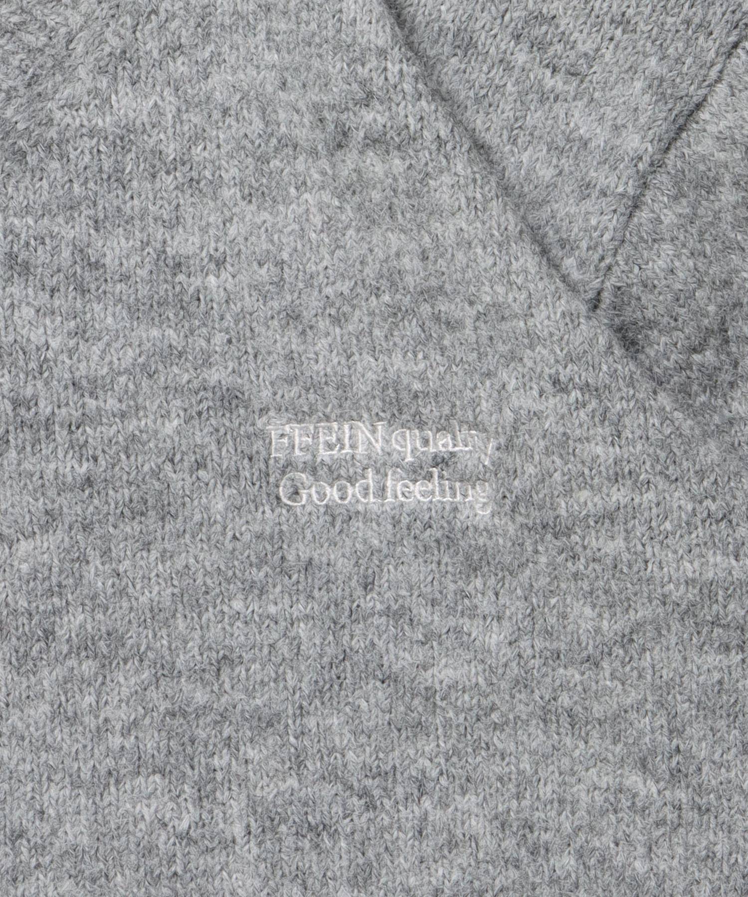 ワンポイントVネックウール混ニット / ウール ニット Vネック 短丈 刺繍 ワンポイント グレー