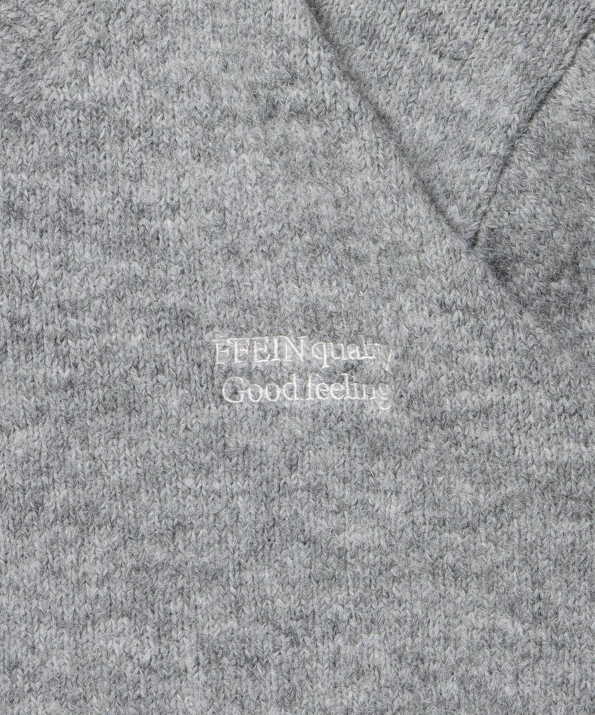 ワンポイントVネックウール混ニット / ウール ニット Vネック 短丈 刺繍 ワンポイント グレー