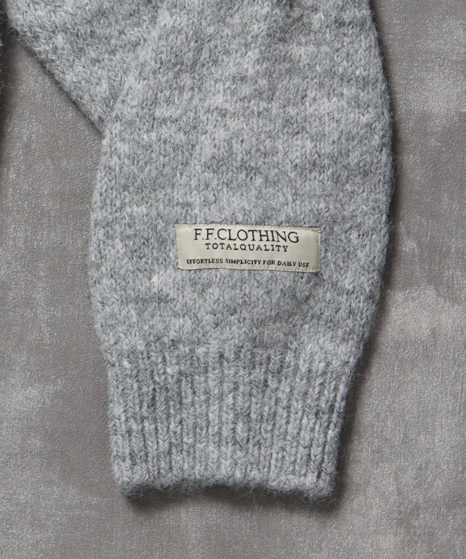 ワンポイントVネックウール混ニット / ウール ニット Vネック 短丈 刺繍 ワンポイント グレー