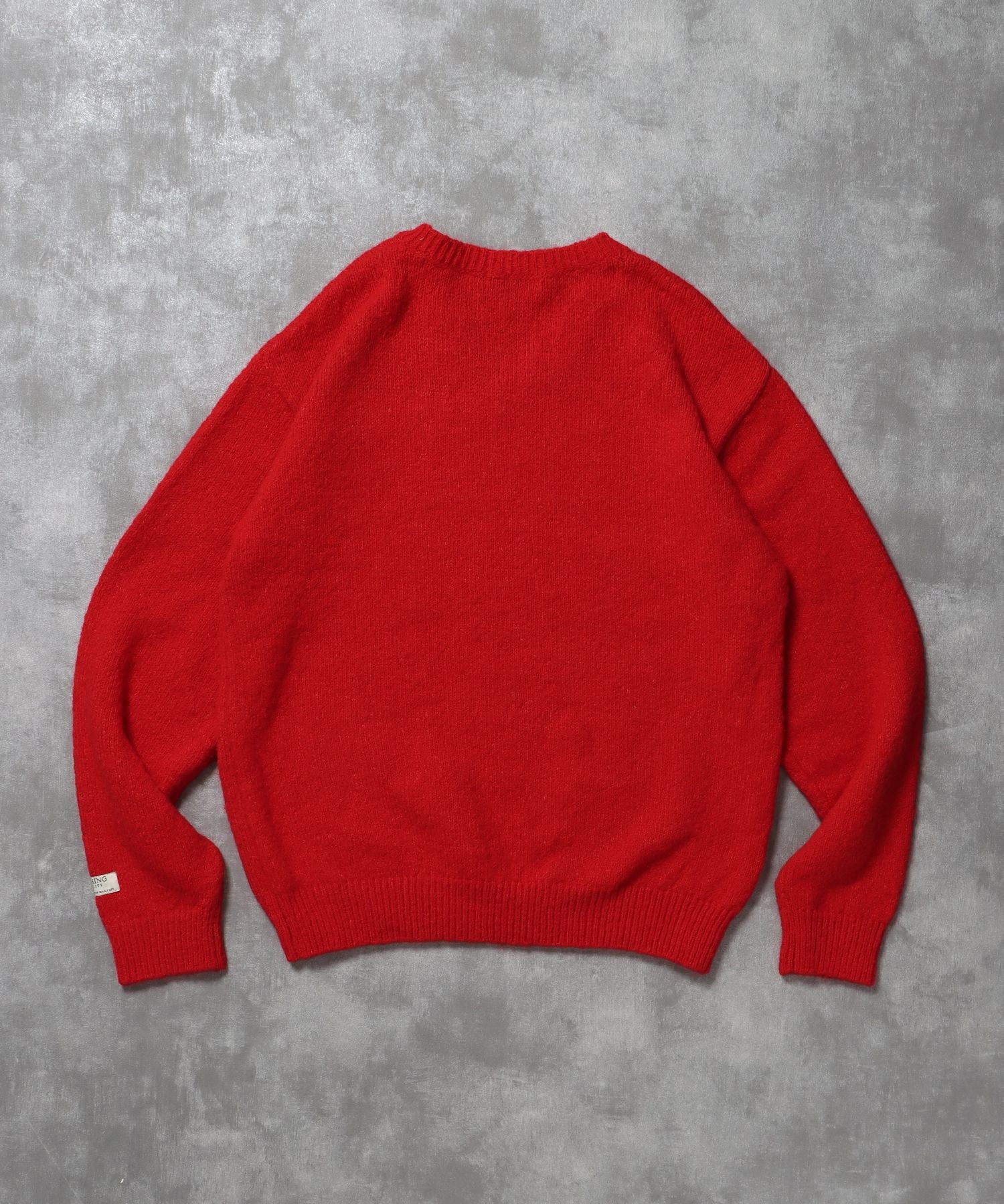 ワンポイントVネックウール混ニット / ウール ニット Vネック 短丈 刺繍 ワンポイント レッド