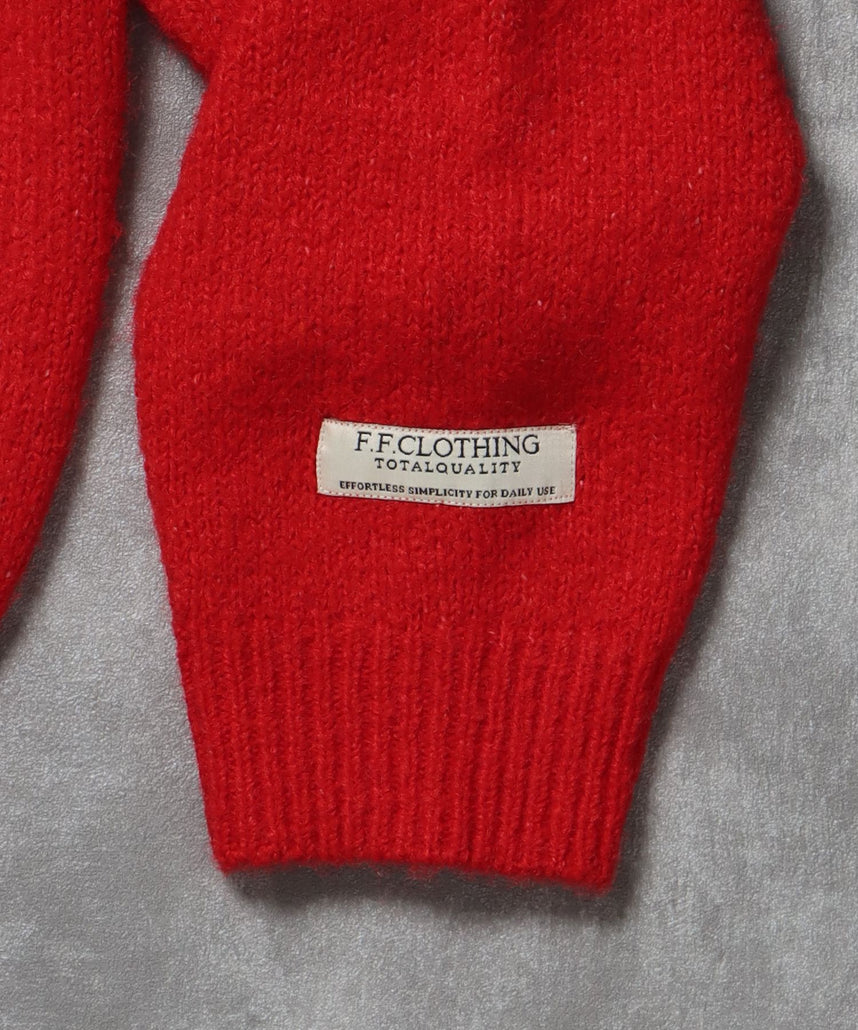 ワンポイントVネックウール混ニット / ウール ニット Vネック 短丈 刺繍 ワンポイント レッド