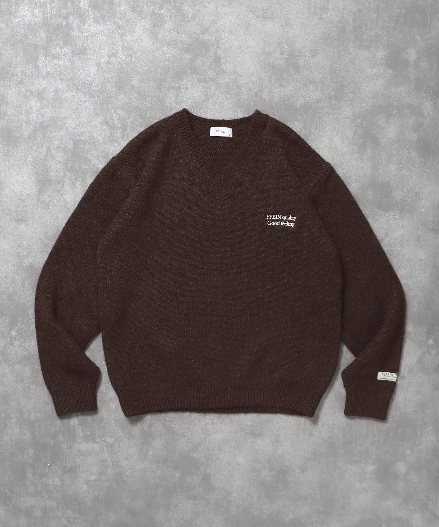 【FFEIN(フェイン)】ワンポイントVネックウール混ニット / ウール ニット Vネック 短丈 刺繍 ワンポイント ブラウン