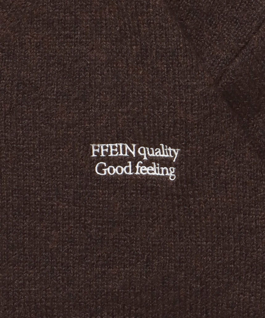 ワンポイントVネックウール混ニット / ウール ニット Vネック 短丈 刺繍 ワンポイント ブラウン