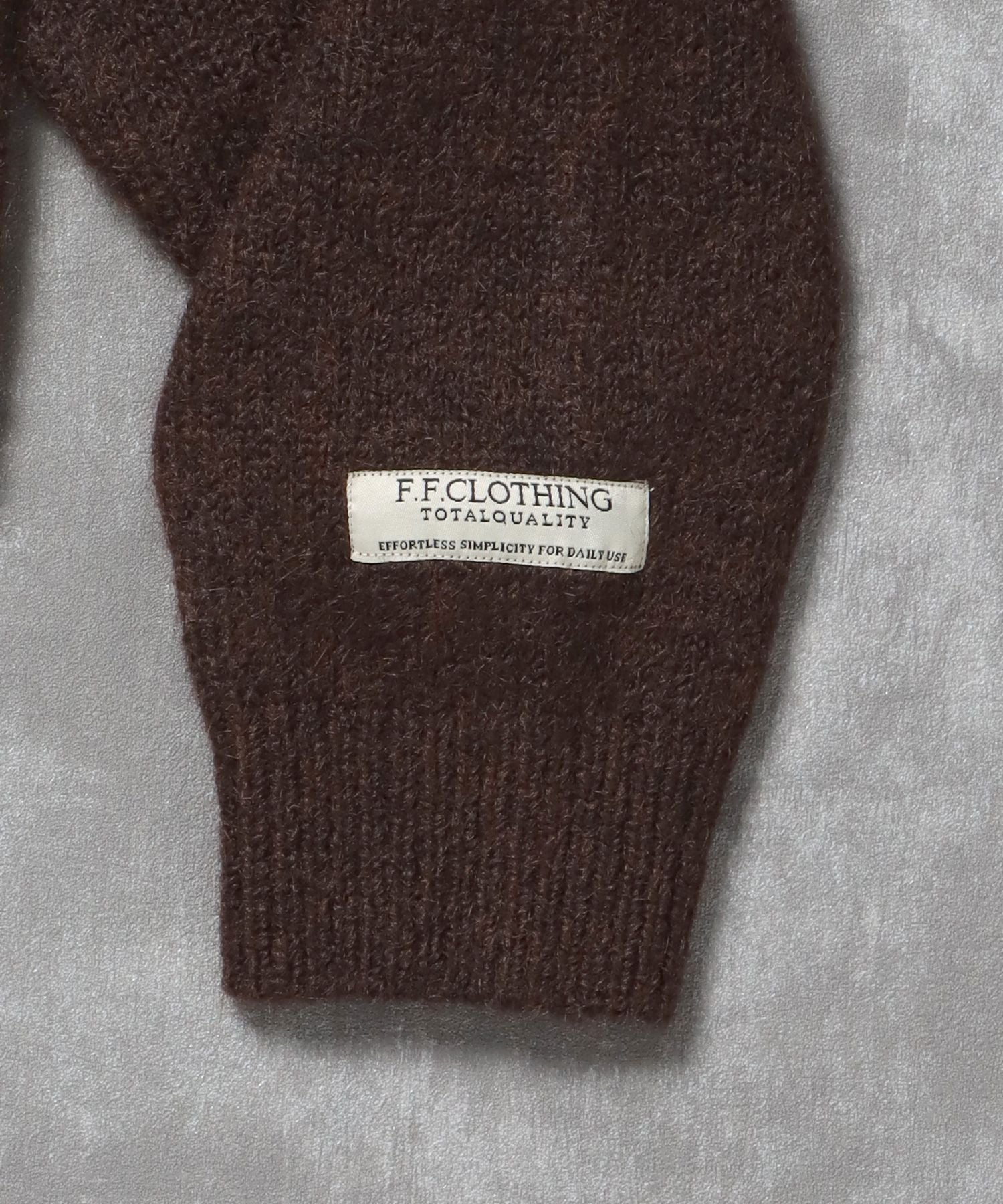 ワンポイントVネックウール混ニット / ウール ニット Vネック 短丈 刺繍 ワンポイント ブラウン