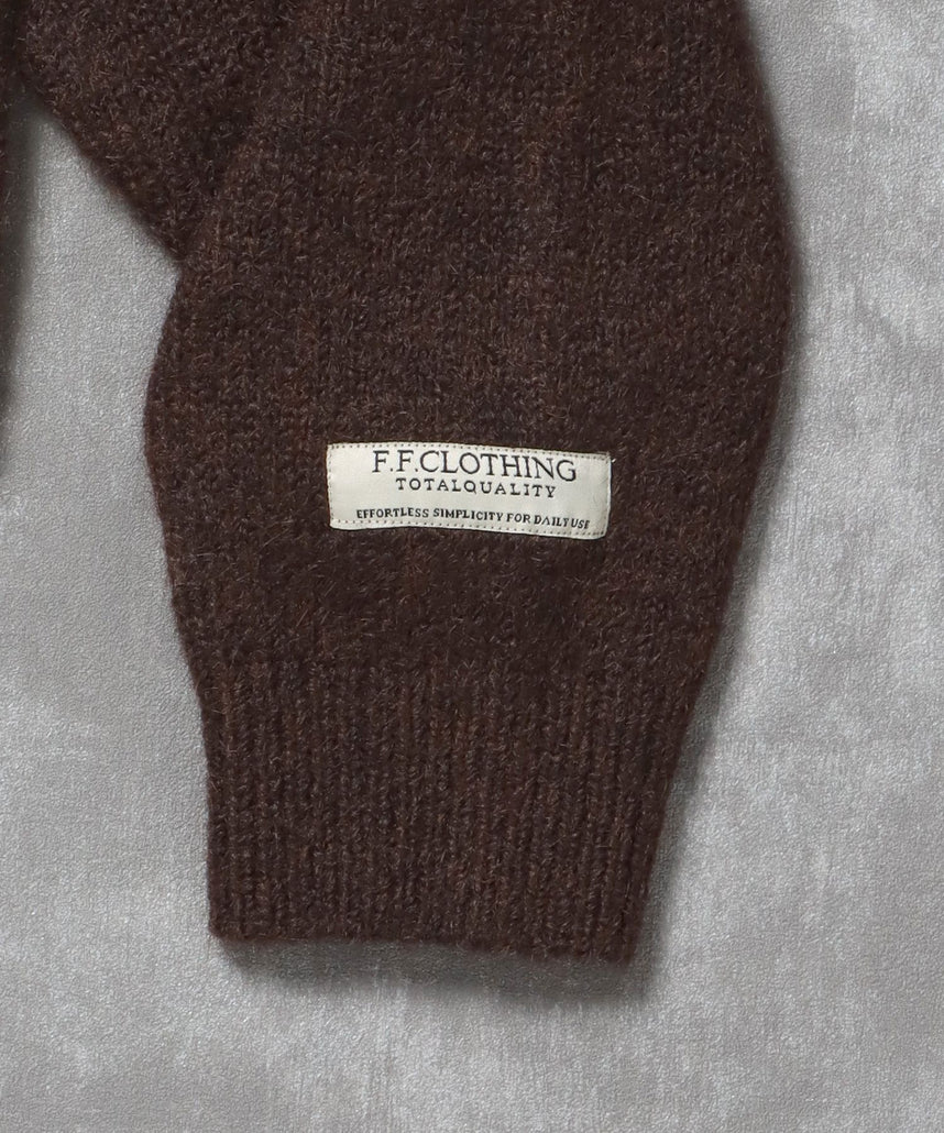 ワンポイントVネックウール混ニット / ウール ニット Vネック 短丈 刺繍 ワンポイント ブラウン