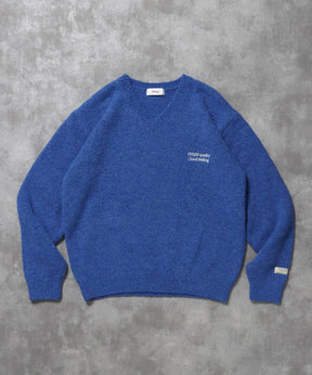 ワンポイントVネックウール混ニット / ウール ニット Vネック 短丈 刺繍 ワンポイント ブルー