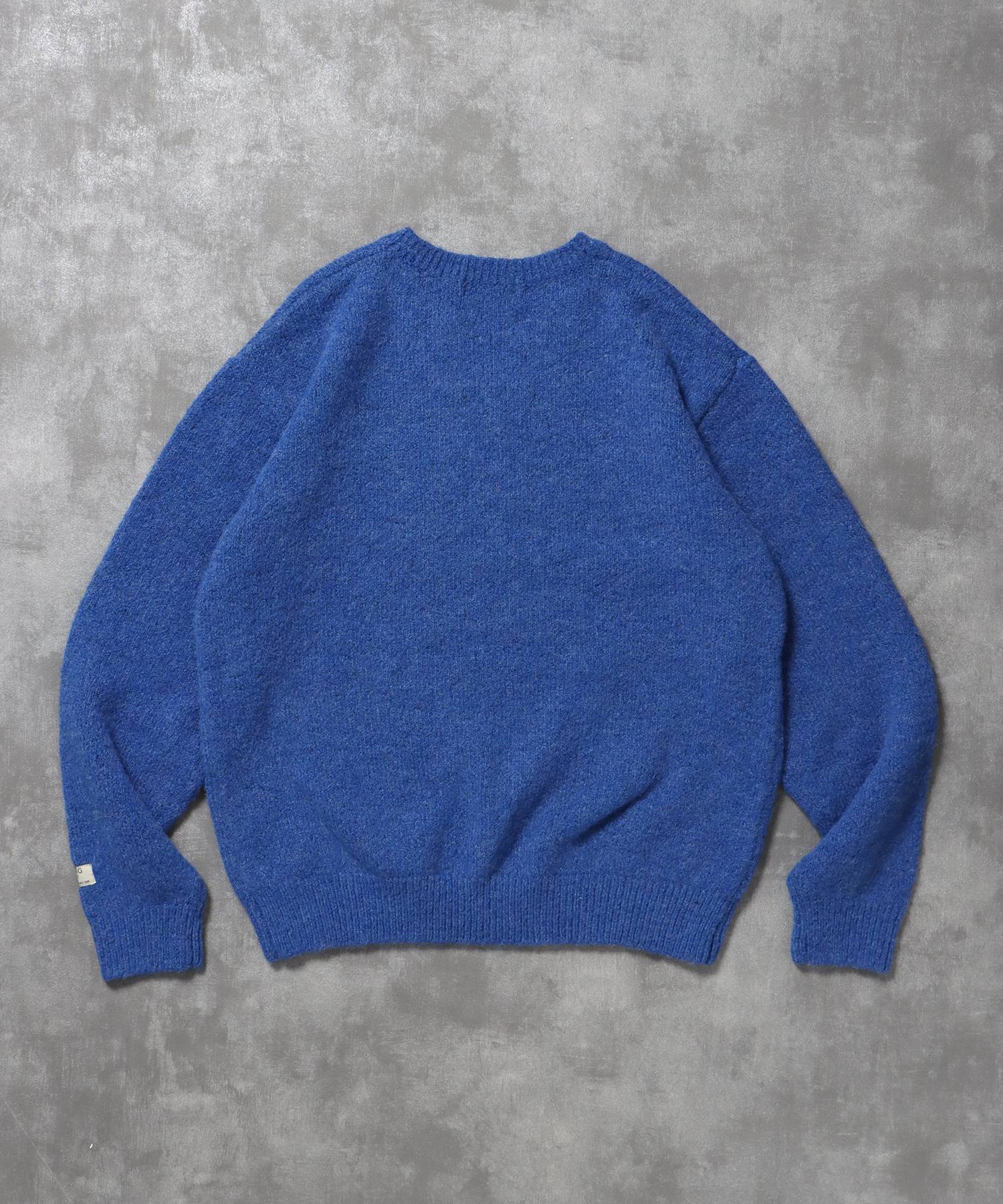 ワンポイントVネックウール混ニット / ウール ニット Vネック 短丈 刺繍 ワンポイント ブルー