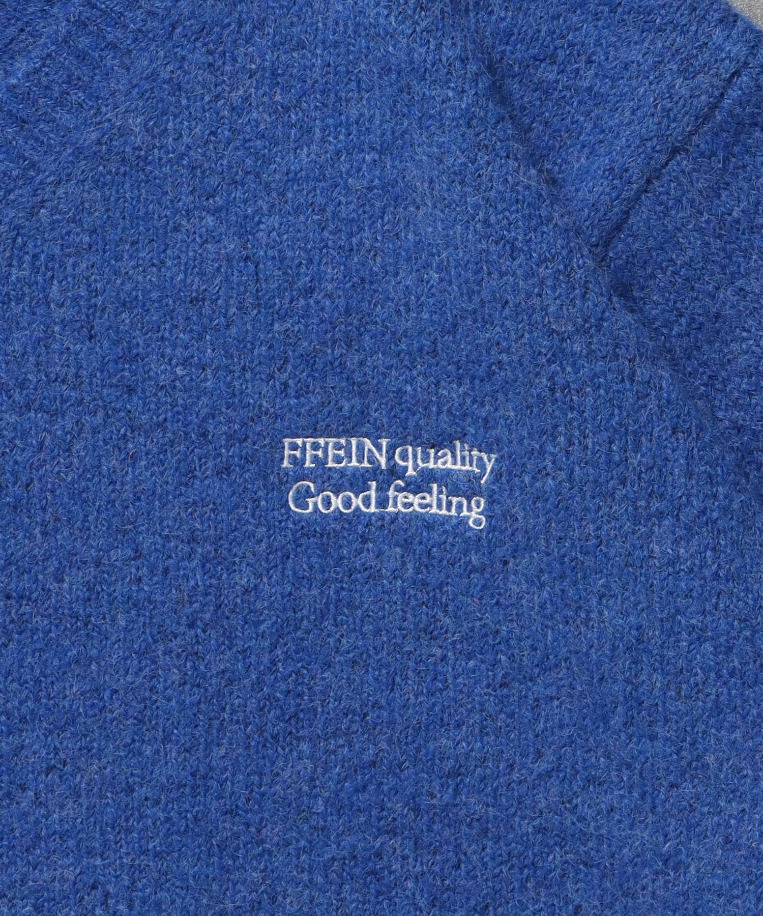 ワンポイントVネックウール混ニット / ウール ニット Vネック 短丈 刺繍 ワンポイント ブルー