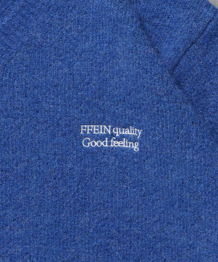 ワンポイントVネックウール混ニット / ウール ニット Vネック 短丈 刺繍 ワンポイント ブルー