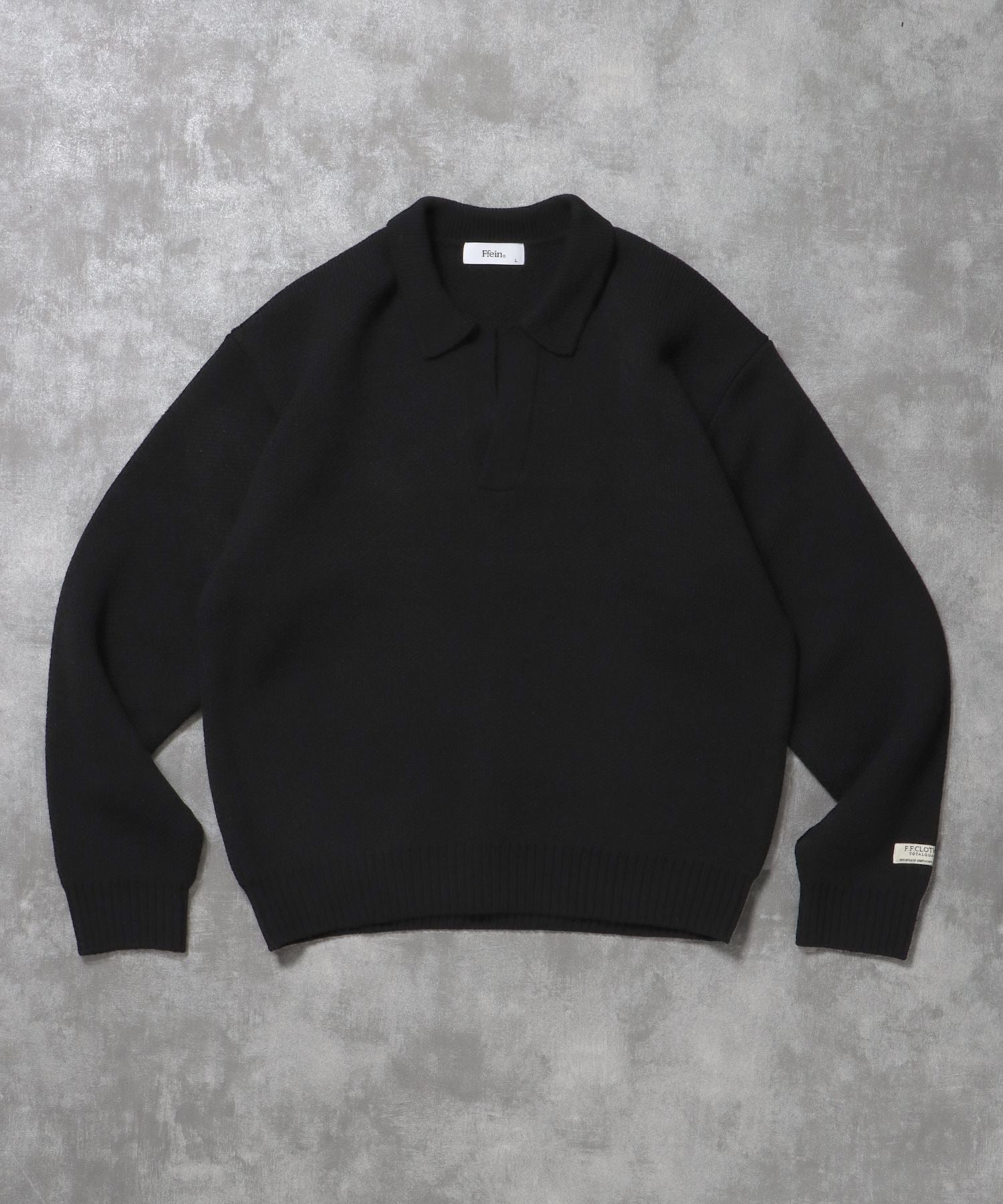 【FFEIN(フェイン)】ネーム付きスキッパーニット / ニット セーター ポロカラー シンプル 無地 ワンポイント ブラック