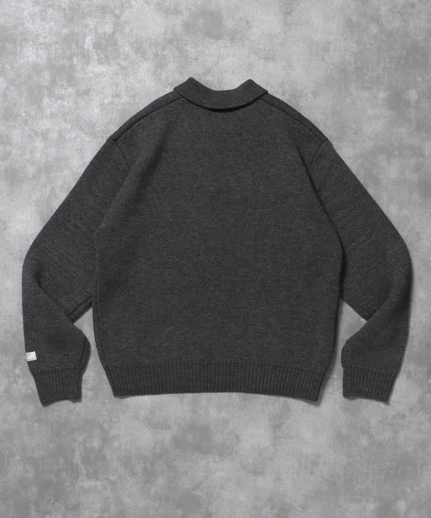 ネーム付きスキッパーニット / ニット セーター ポロカラー シンプル 無地 ワンポイント グレー