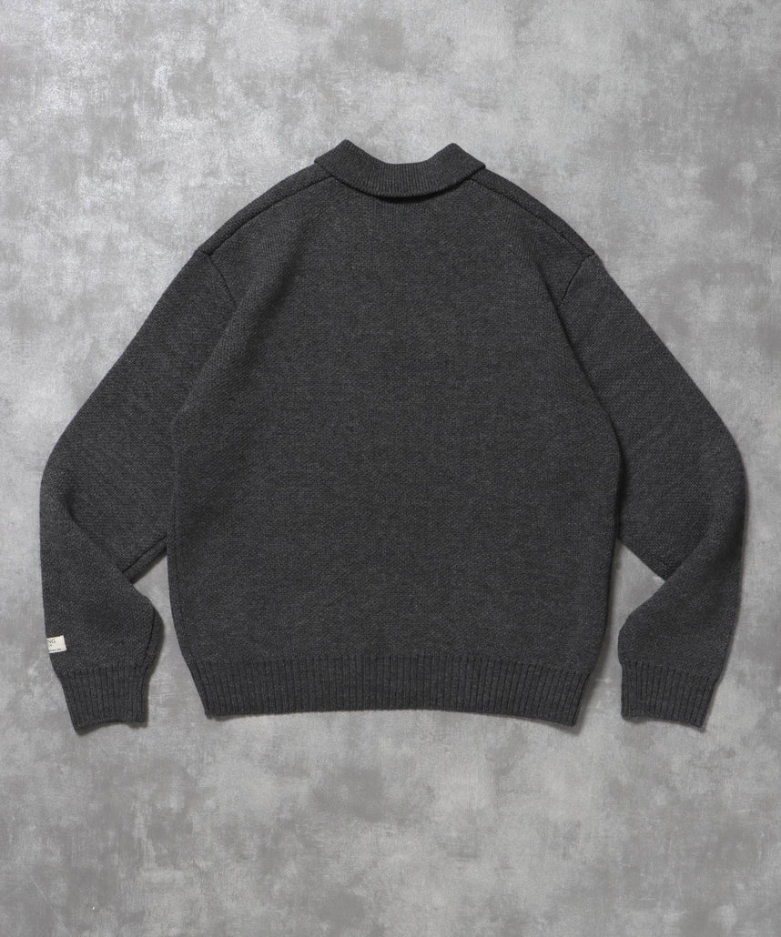 ネーム付きスキッパーニット / ニット セーター ポロカラー シンプル 無地 ワンポイント グレー