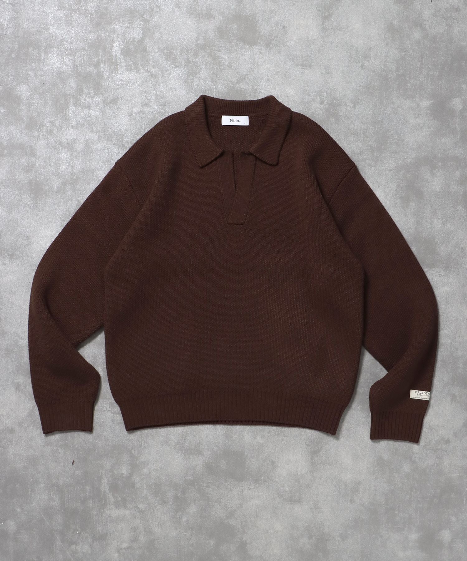 【FFEIN(フェイン)】ネーム付きスキッパーニット / ニット セーター ポロカラー シンプル 無地 ワンポイント ブラウン