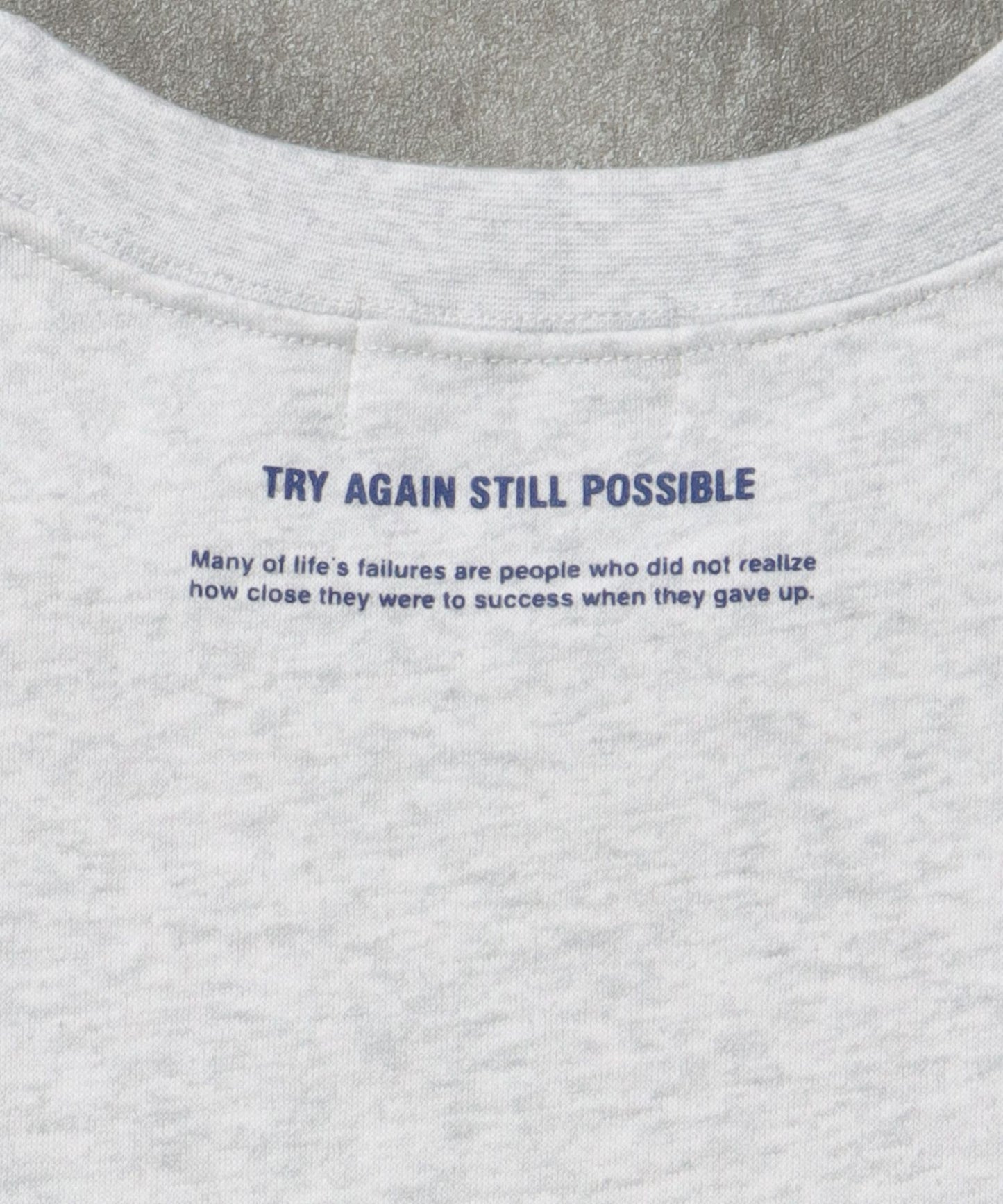 ヘビーウエイトぼかしメッセージロゴスウェット / 裏起毛 スウェット クルーネック プリント アッシュグレー